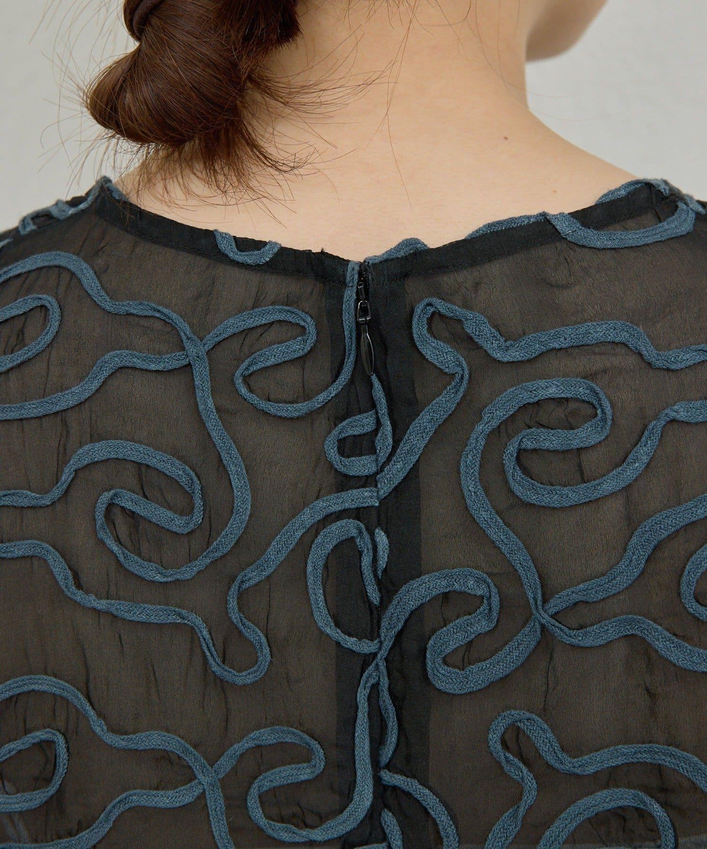 Dhritië 線繩刺繡無袖連衣裙