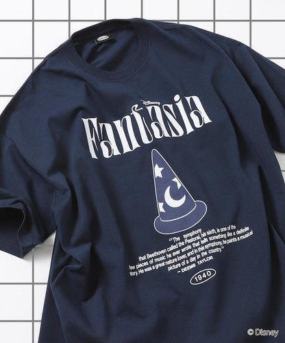ファンタジア（幻想曲） 寬鬆前幅印花圓領T恤