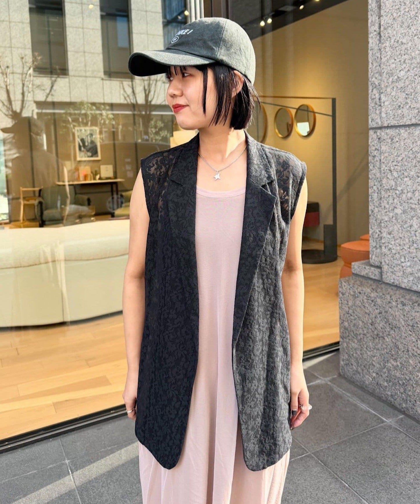 B 蕾絲腰帶設計馬甲