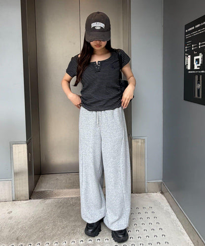 純色／條紋 胸部刺繡 U領亨利 短袖T恤