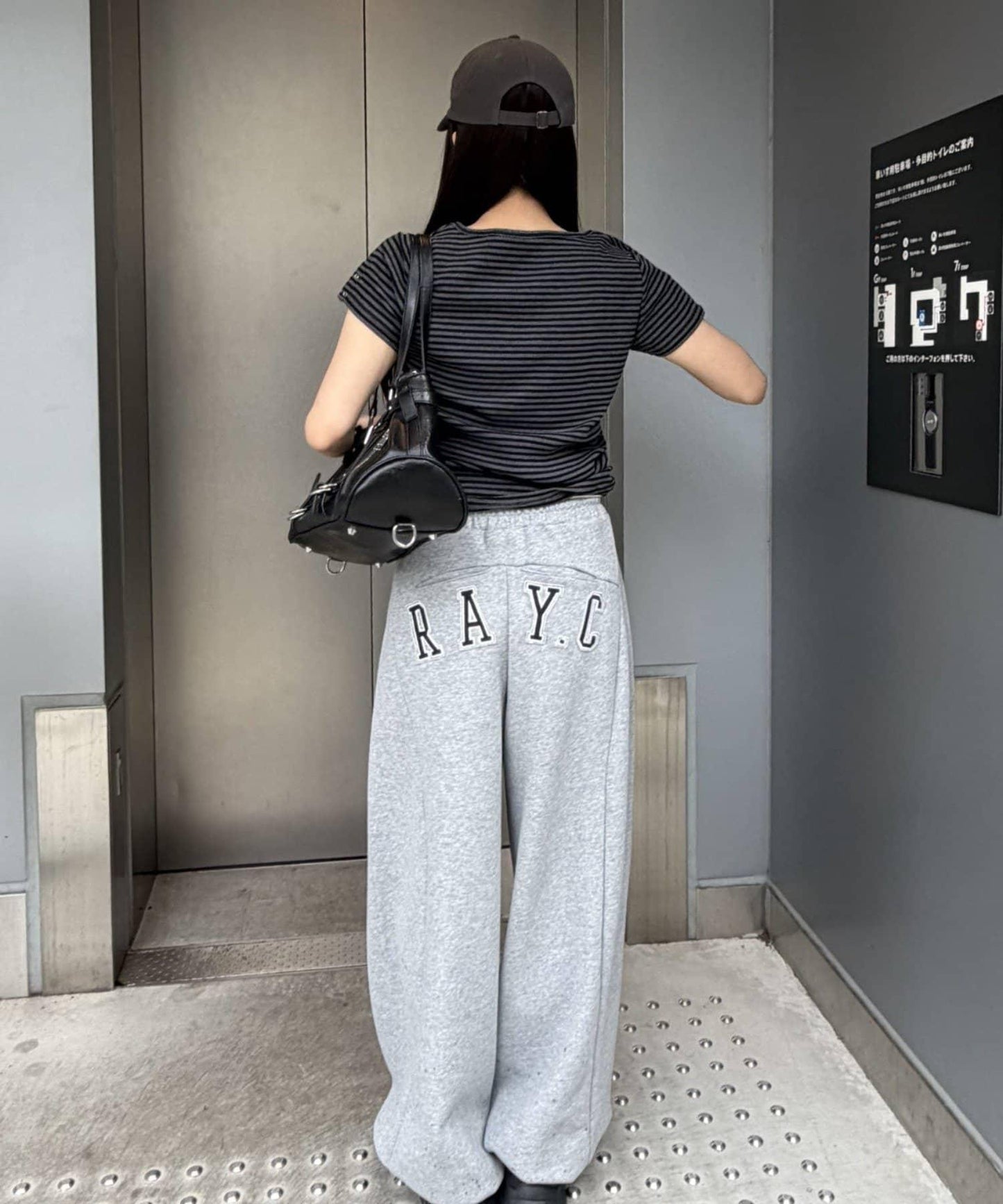 純色／條紋 胸部刺繡 U領亨利 短袖T恤