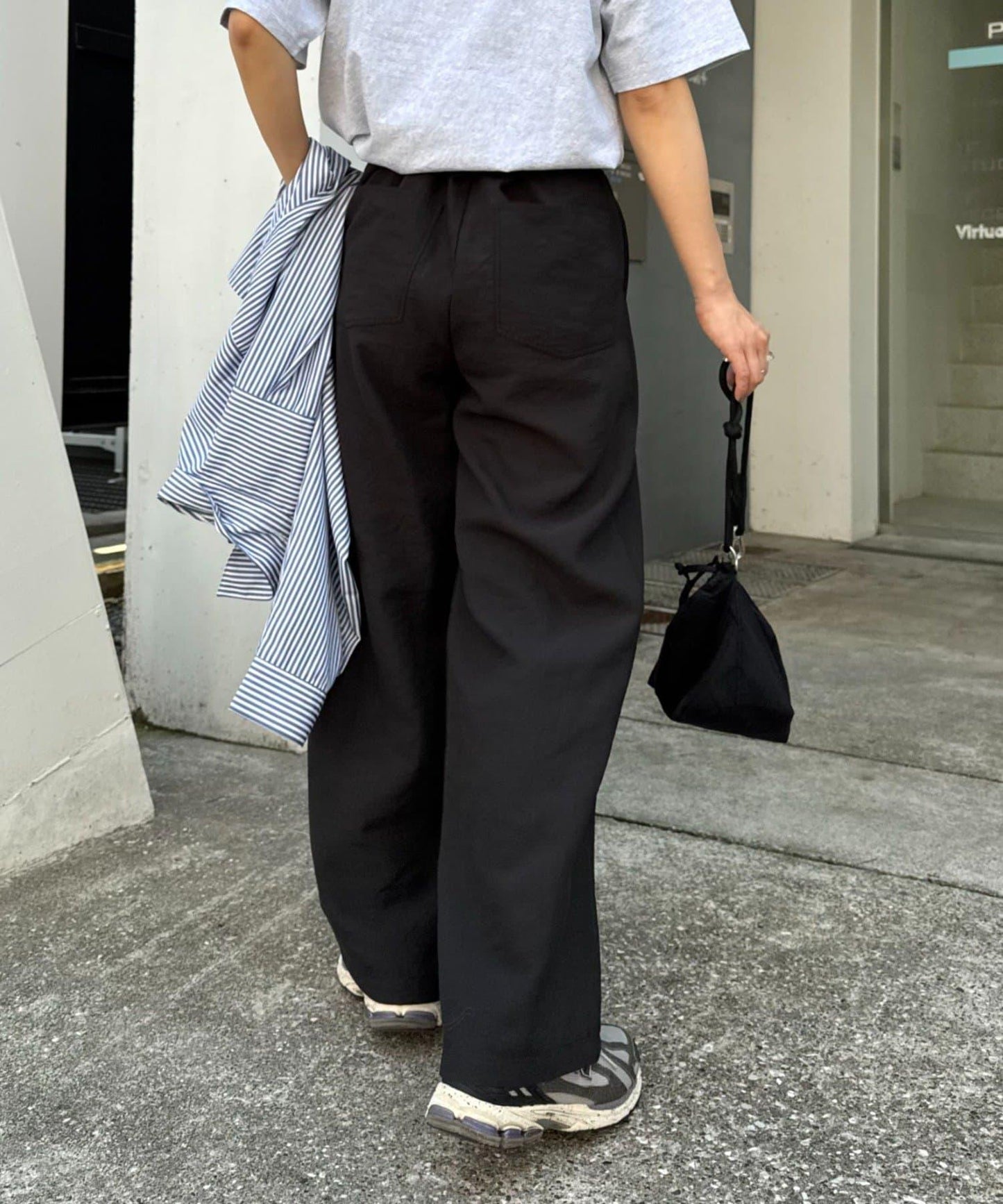 冷感材質男女同款 闊腿 2褶設計 人造絲尼龍面料 西裝褲