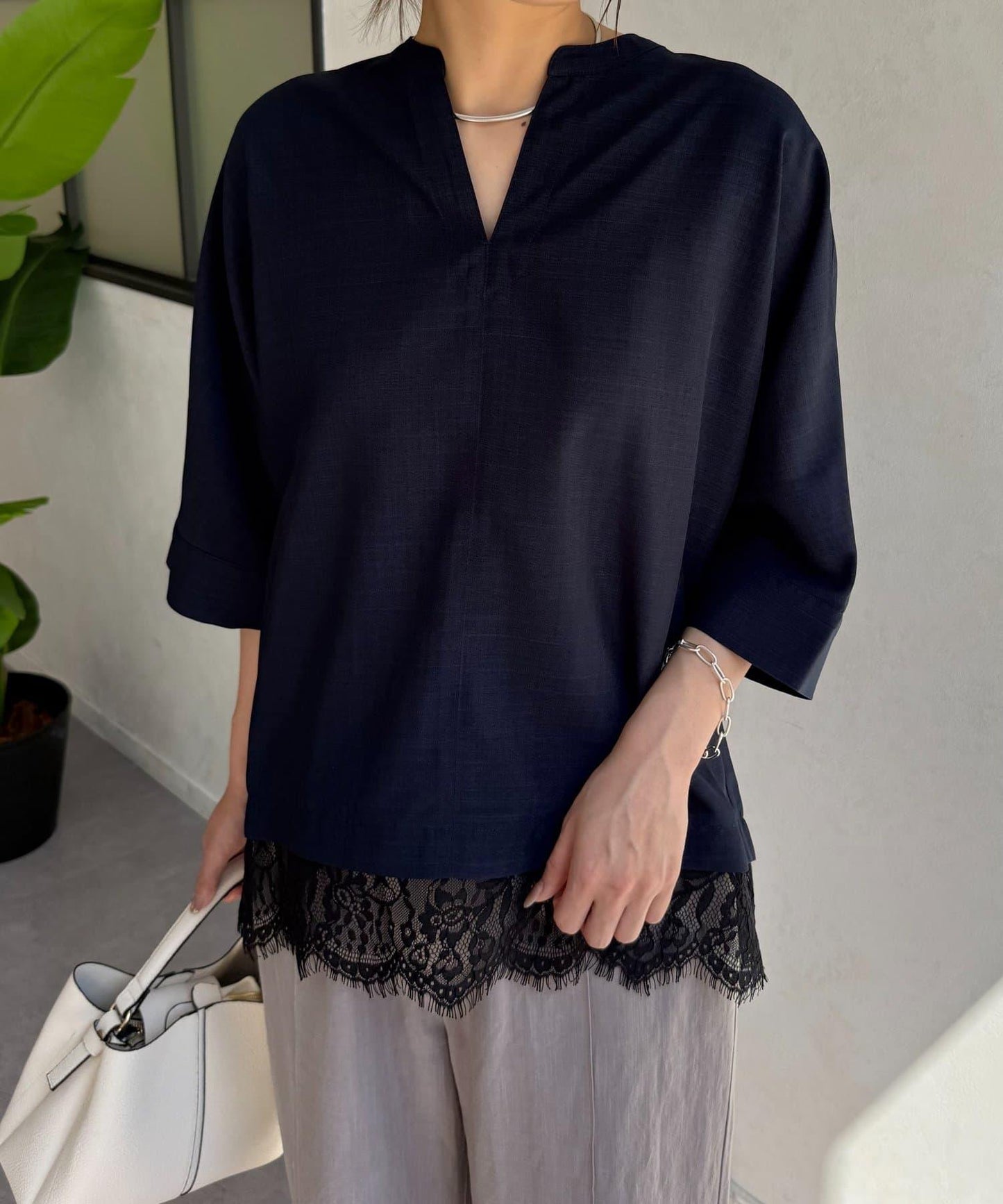 亞麻感下襬蕾絲女襯衫