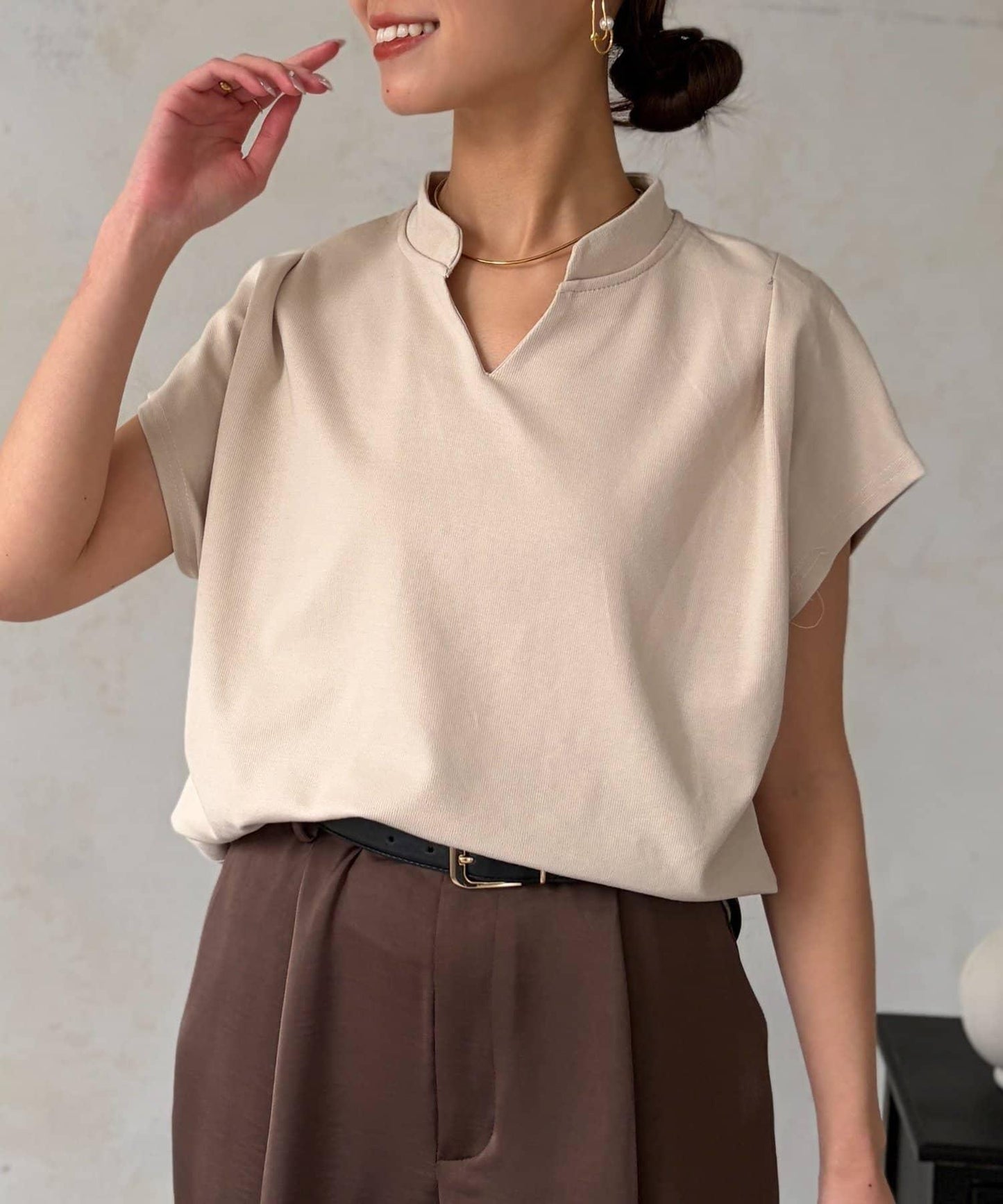 開領彈力羅馬布套頭上衣