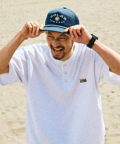 FREAK'S STORE for BEACH & FES リラックスフィット ワンポイントロゴ スピンドル ヘンリーネックTシャツ