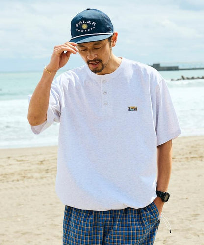 FREAK'S STORE for BEACH & FES リラックスフィット ワンポイントロゴ スピンドル ヘンリーネックTシャツ