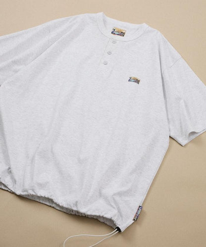 FREAK'S STORE for BEACH & FES リラックスフィット ワンポイントロゴ スピンドル ヘンリーネックTシャツ