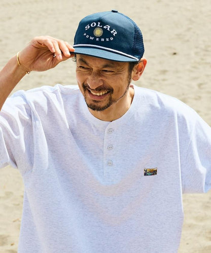 FREAK'S STORE for BEACH & FES リラックスフィット ワンポイントロゴ スピンドル ヘンリーネックTシャツ