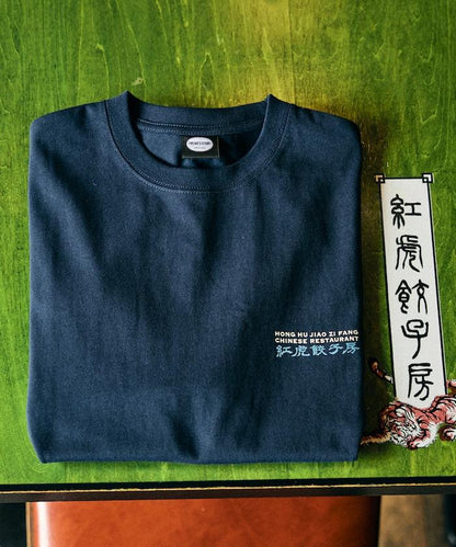 紅虎餃子房×FREAK'S STORE聯名 寬鬆廓形 背部印花 圓領 T恤