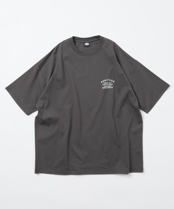 紅虎餃子房×FREAK'S STORE 聯名 寬鬆廓形 後背印花 圓領T恤