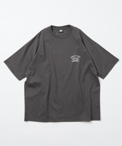紅虎餃子房×FREAK'S STORE 聯名 寬鬆廓形 後背印花 圓領T恤