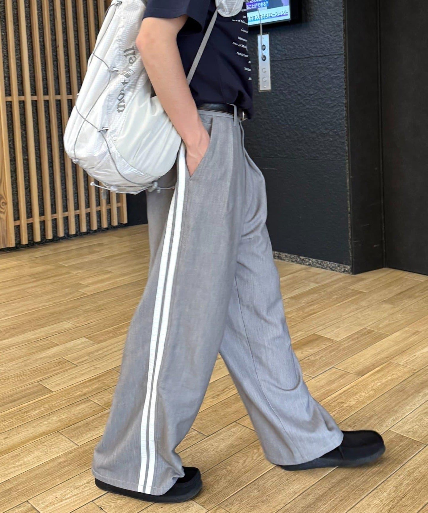 褶襉闊腿側邊條紋西裝褲