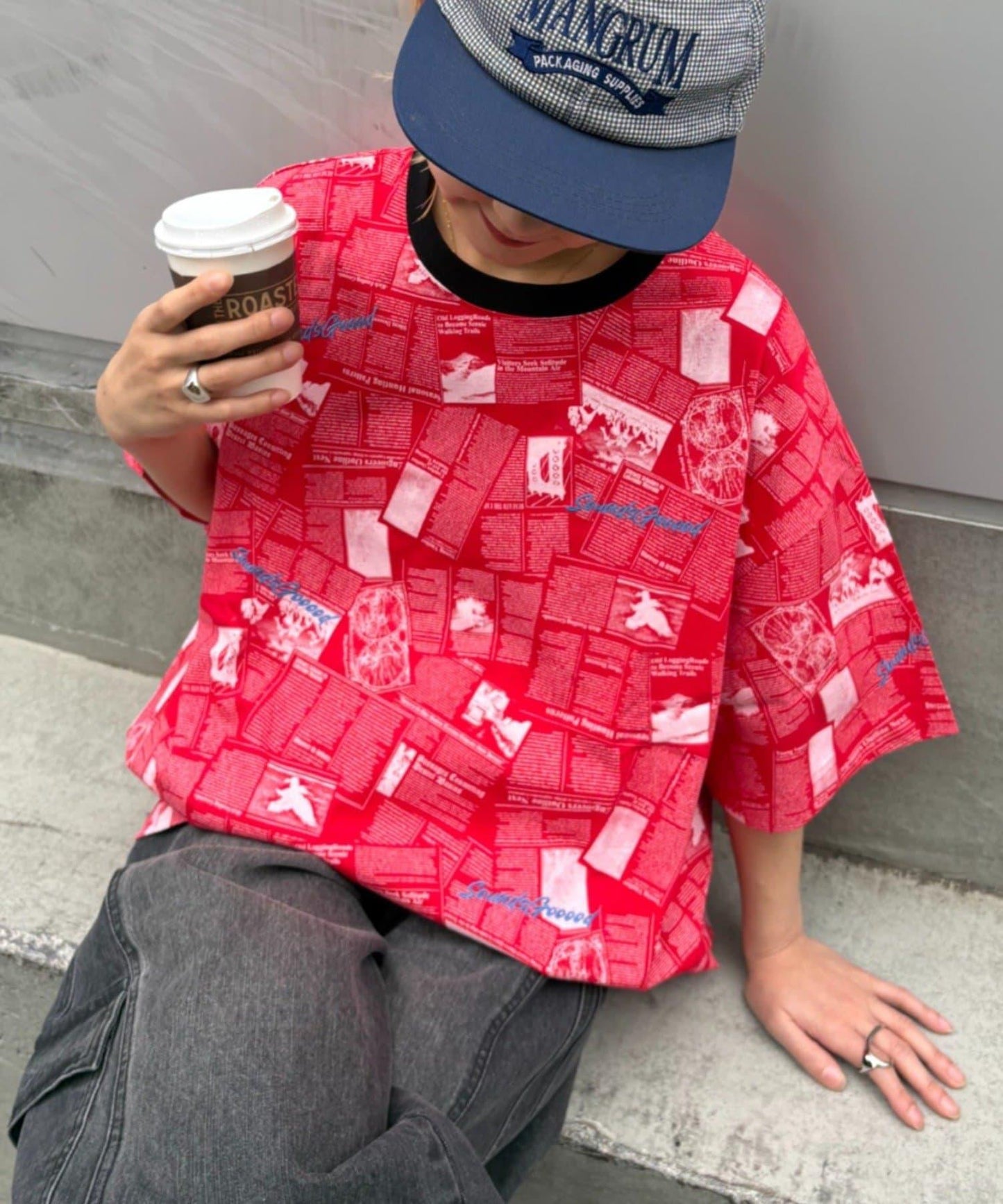 SOUNDS GOOOOD 報紙印花T恤