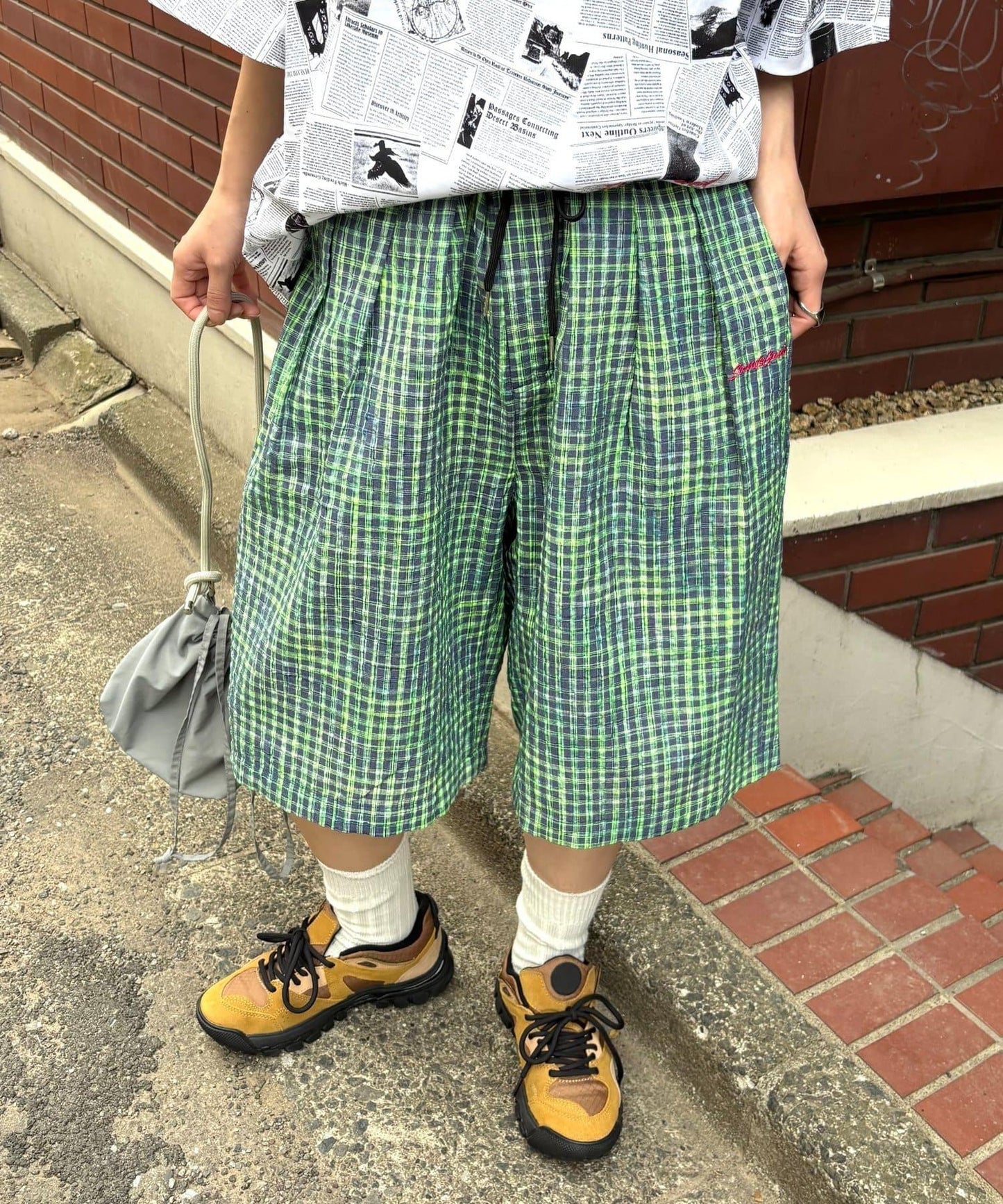 SOUNDS GOOOOD 霓虹格紋 休閒短褲