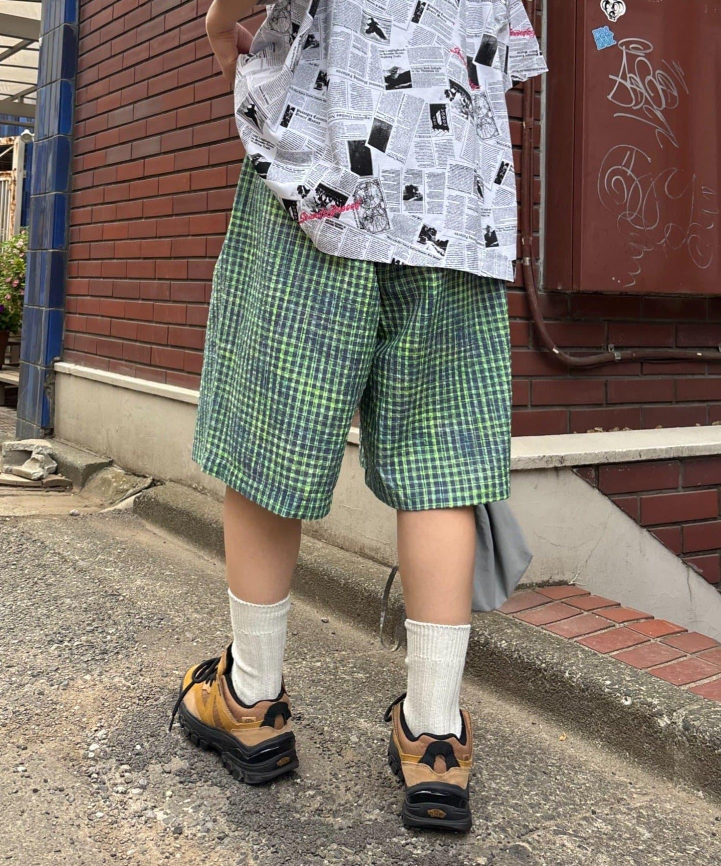 SOUNDS GOOOOD 霓虹格紋 休閒短褲