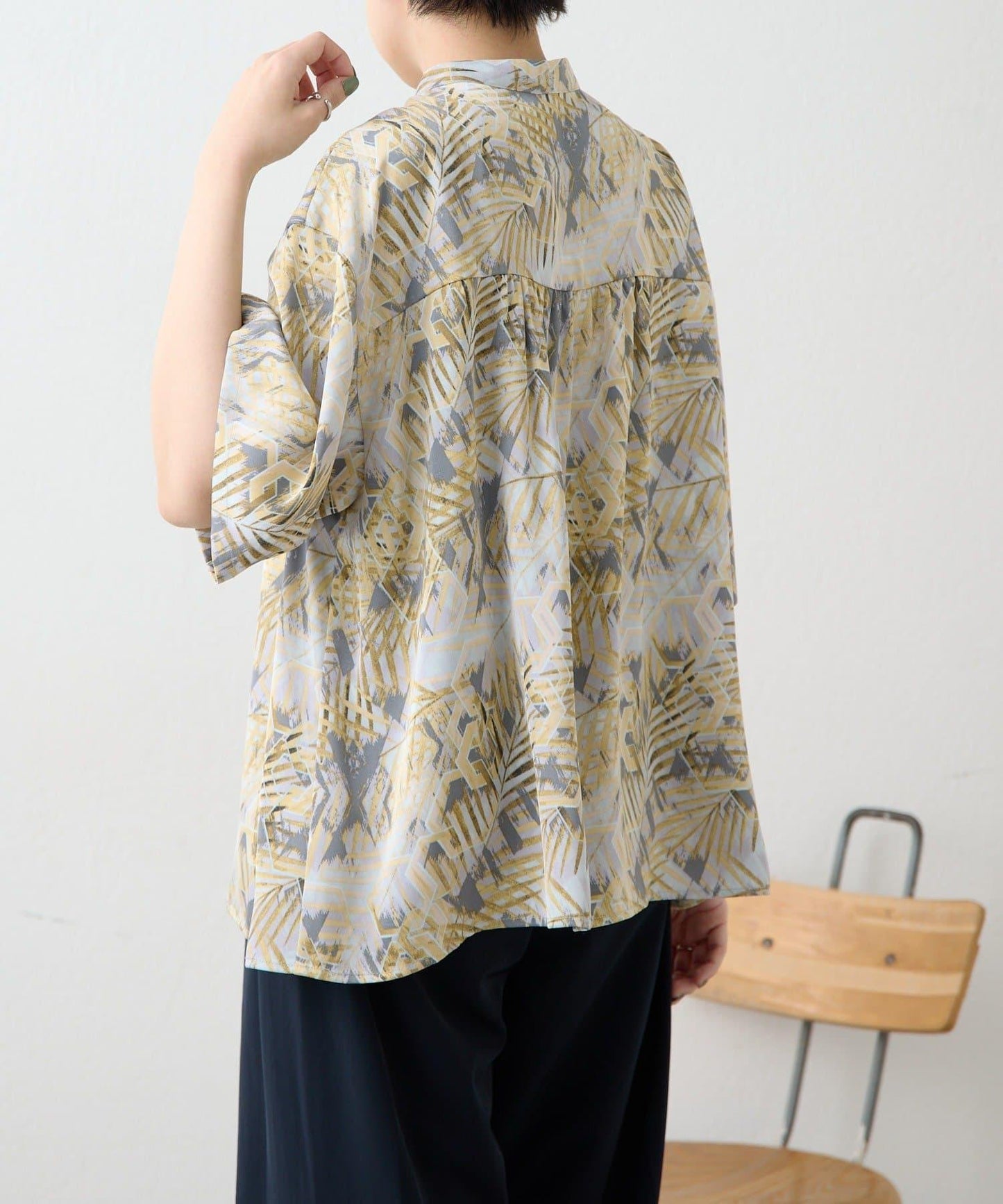 不易起皺輕量 短袖圖案打褶 女襯衫 SUM1 STYLE