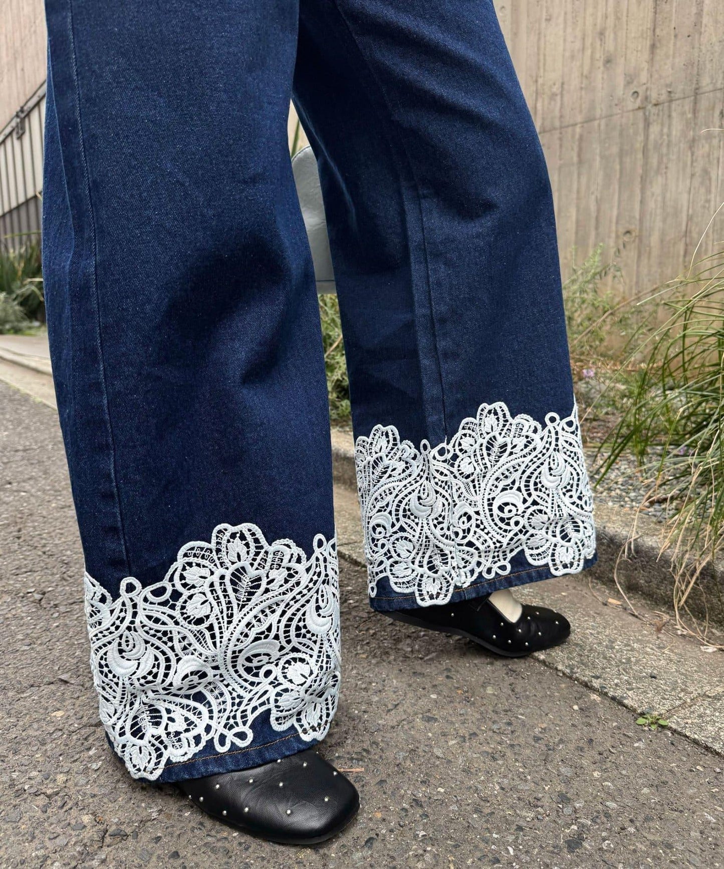 褲腳蕾絲闊腿直筒牛仔褲