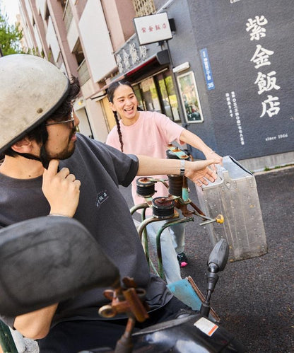 紫金飯店×FREAK'S STORE  背面印花 圓領T恤