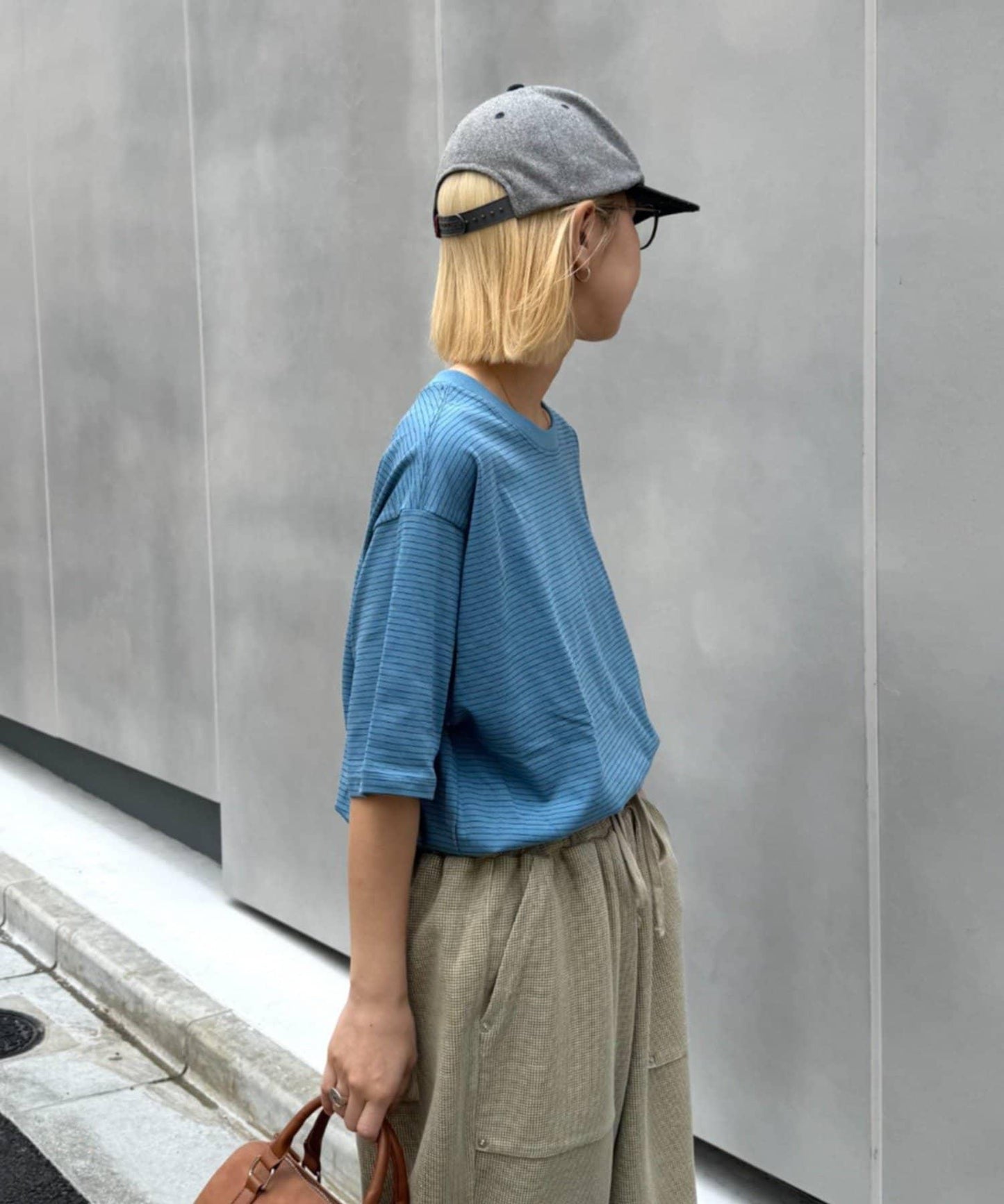 UNISEX 細條紋單點刺繡Logo T恤