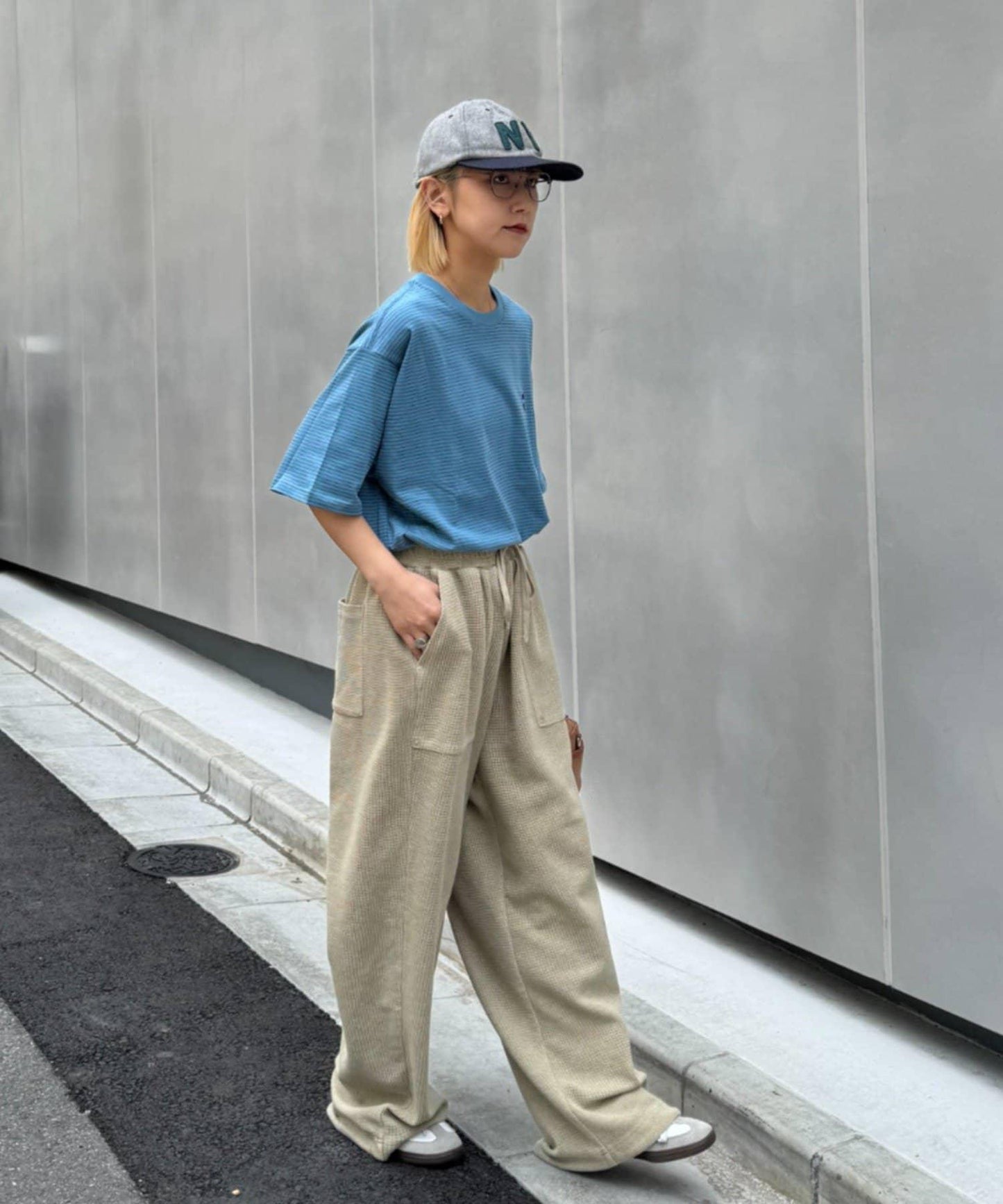 UNISEX 細條紋單點刺繡Logo T恤