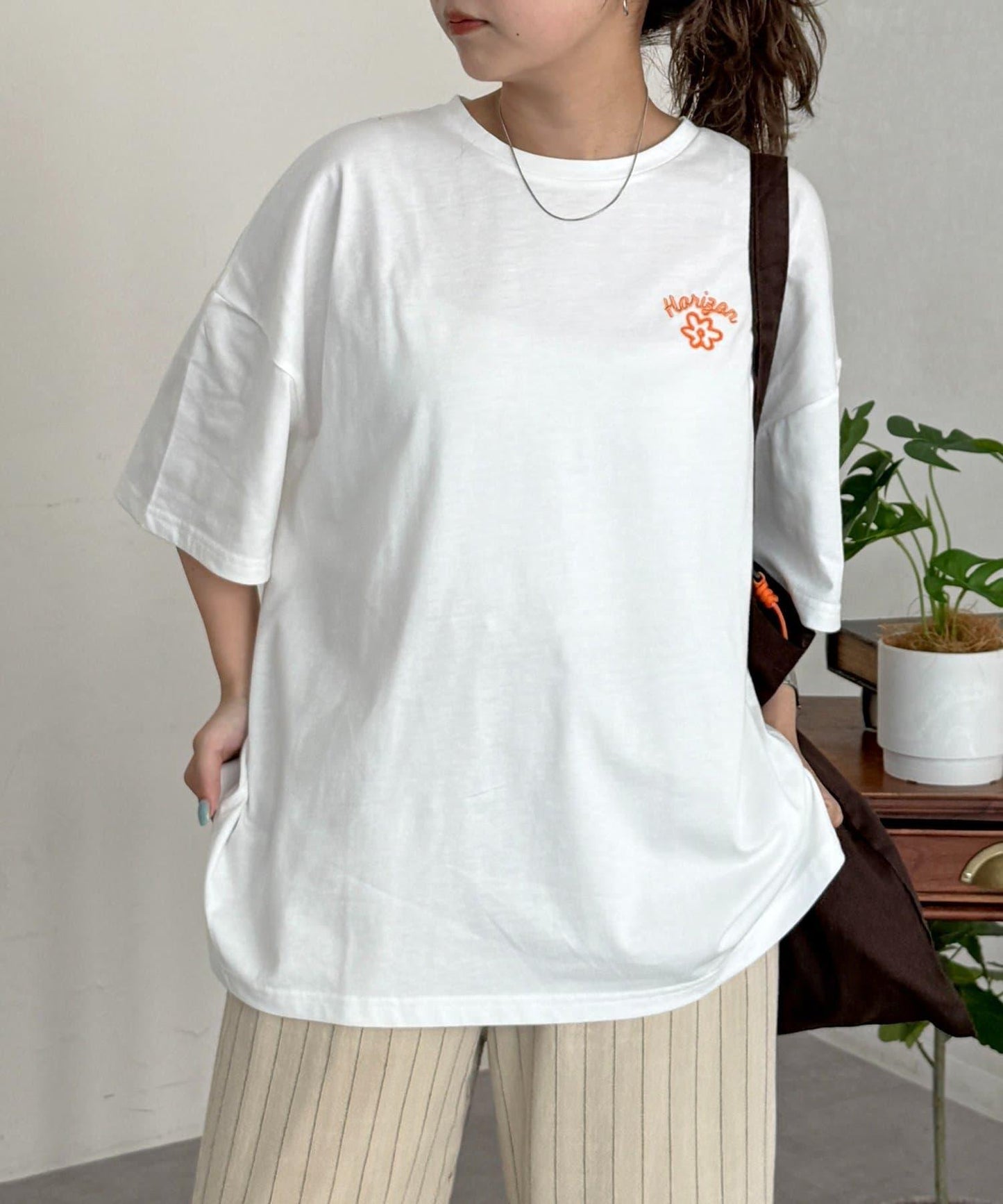 混款沙迦拉刺繡 T恤