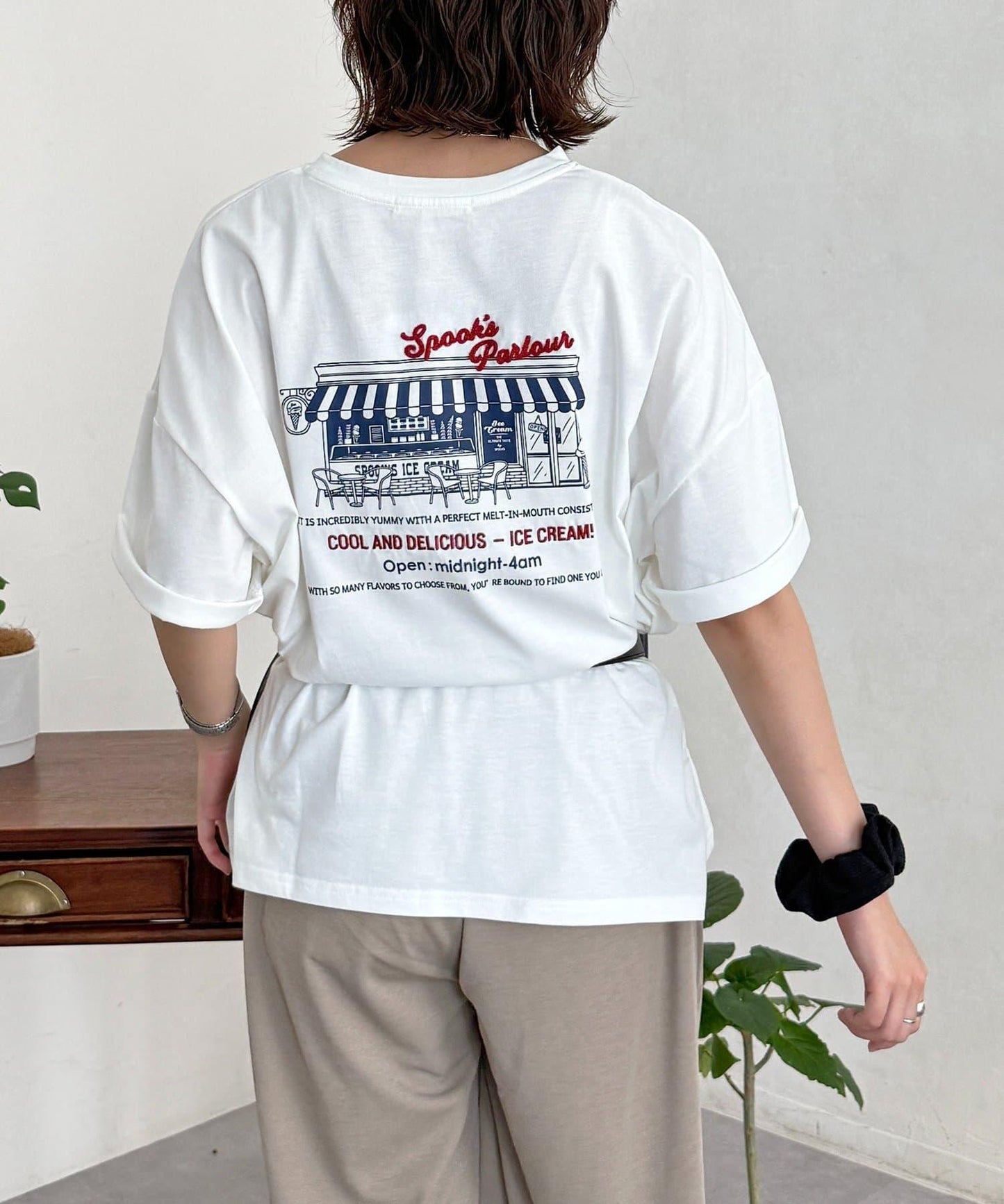 混款沙迦拉刺繡 T恤