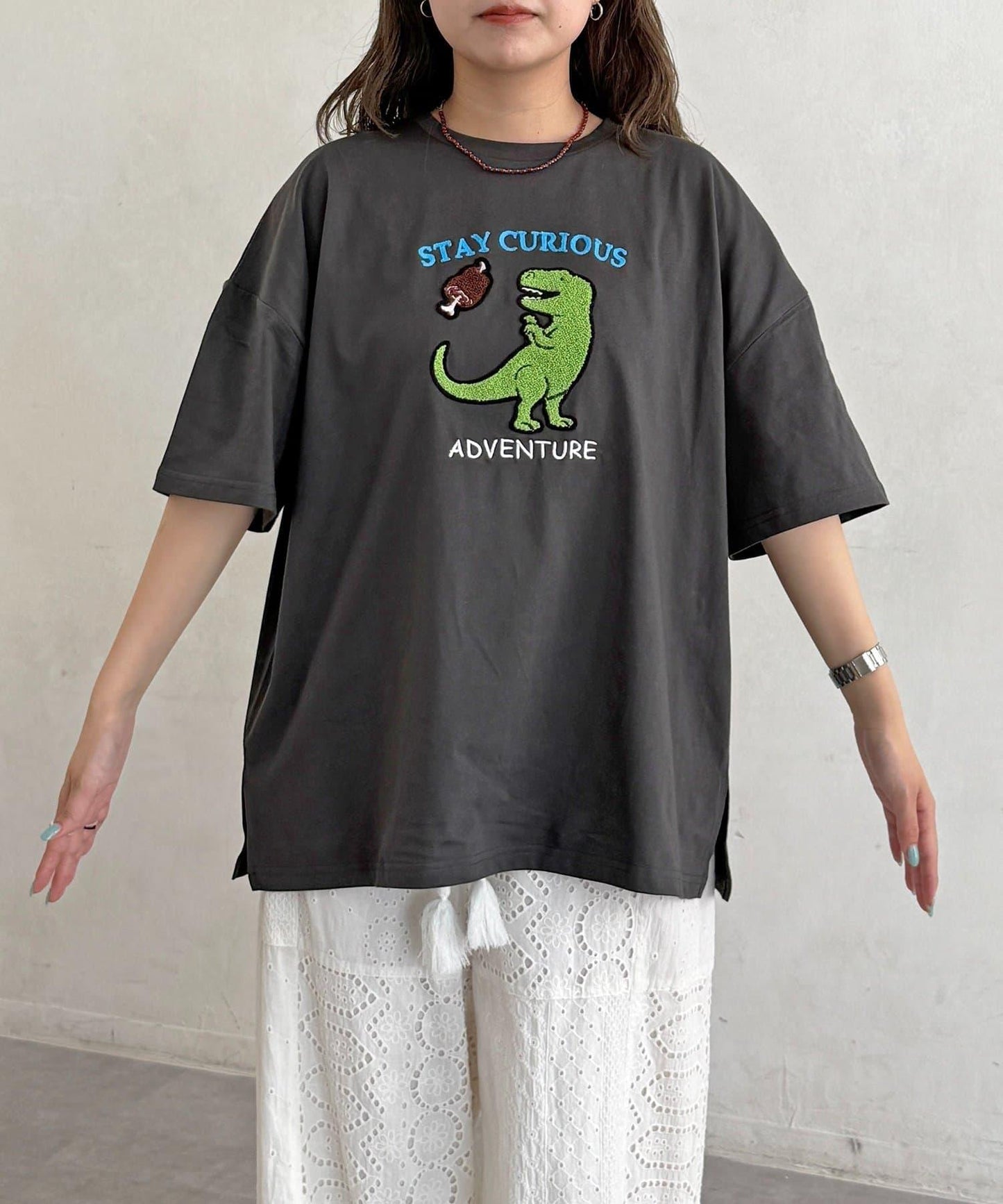 混款沙迦拉刺繡 T恤