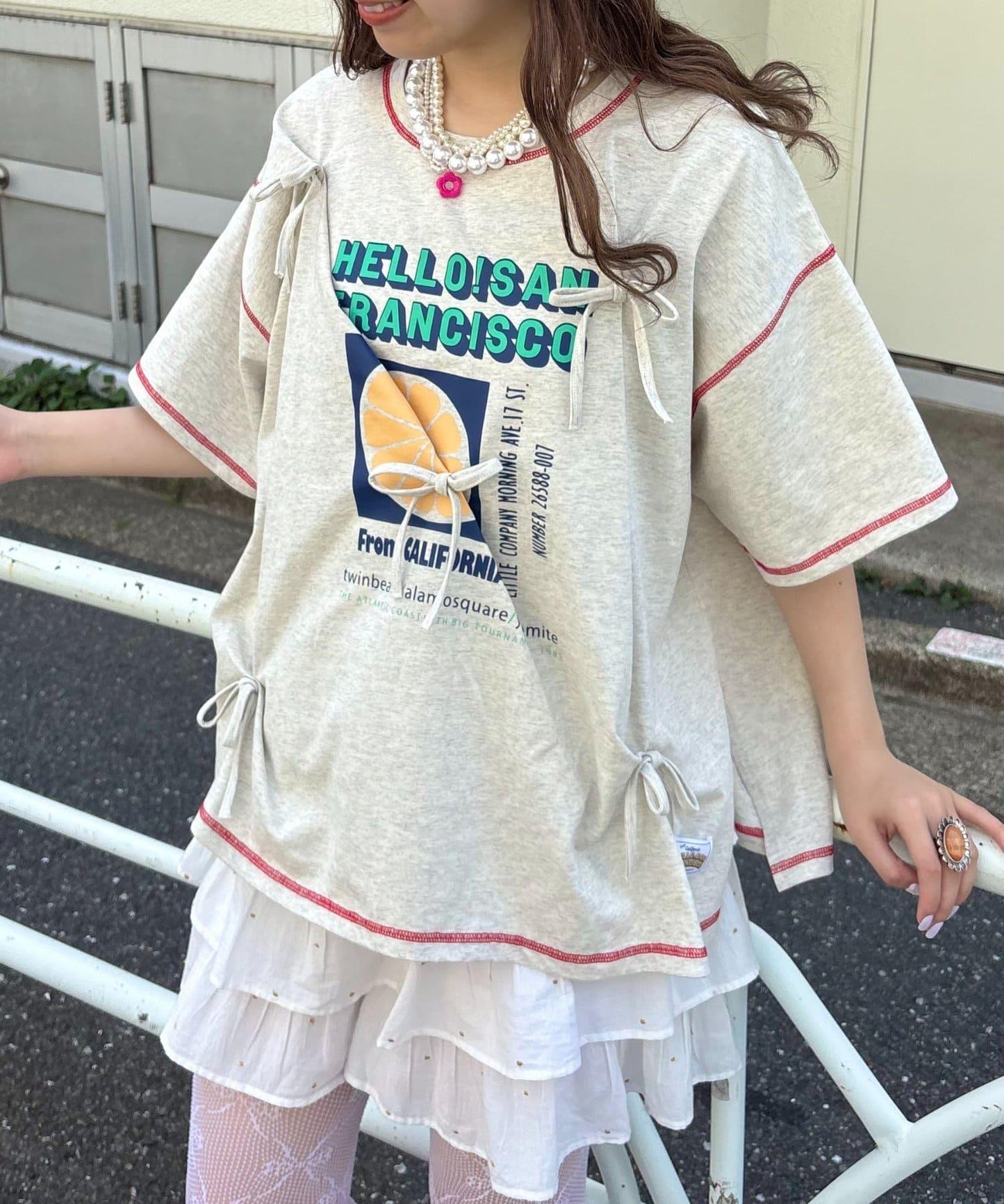 HELLO.SANFRANCISCO/ハローサンフランシスコ 褶襉蝴蝶結印花 短袖T恤
