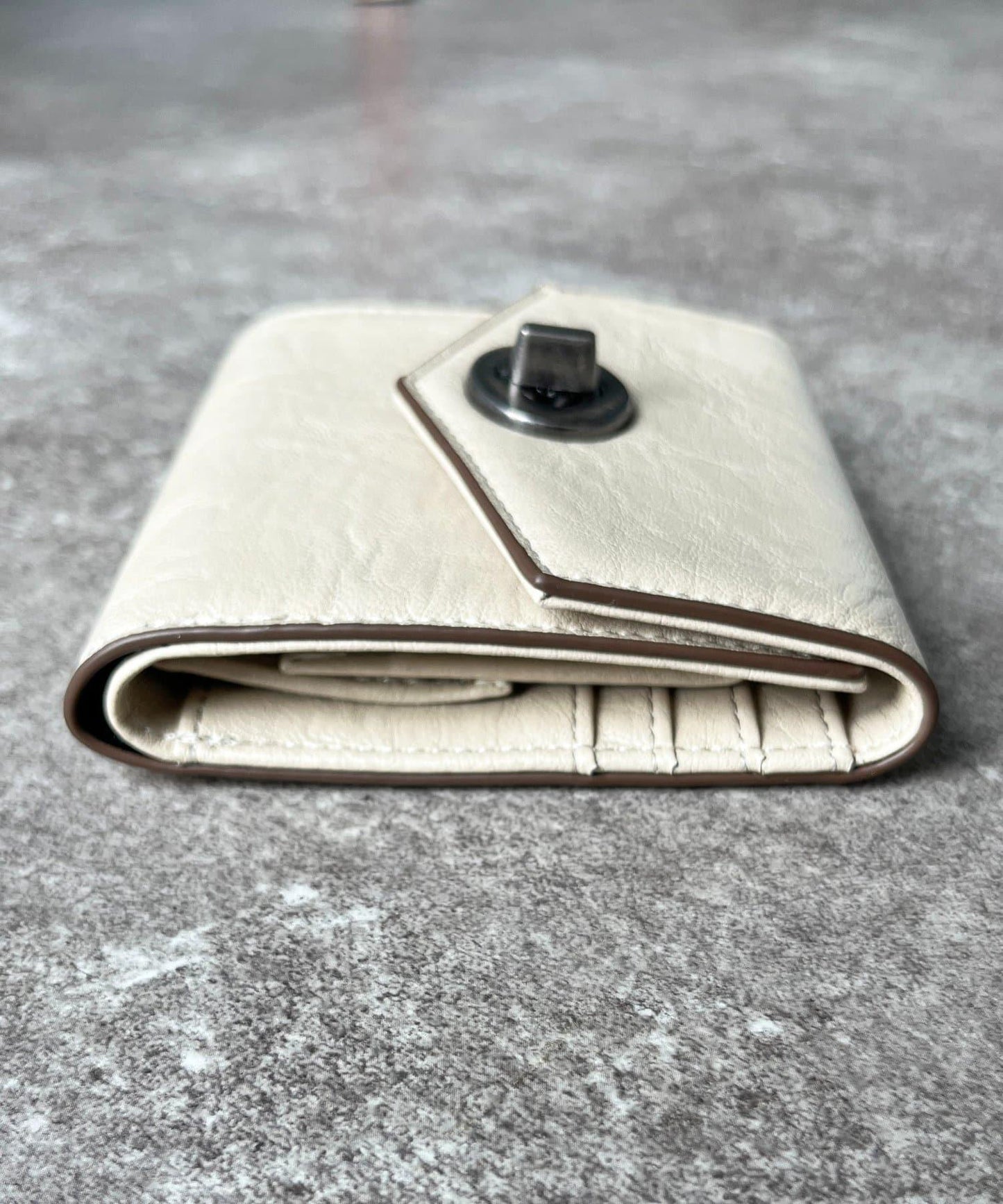 旋轉鎖釦二折錢包