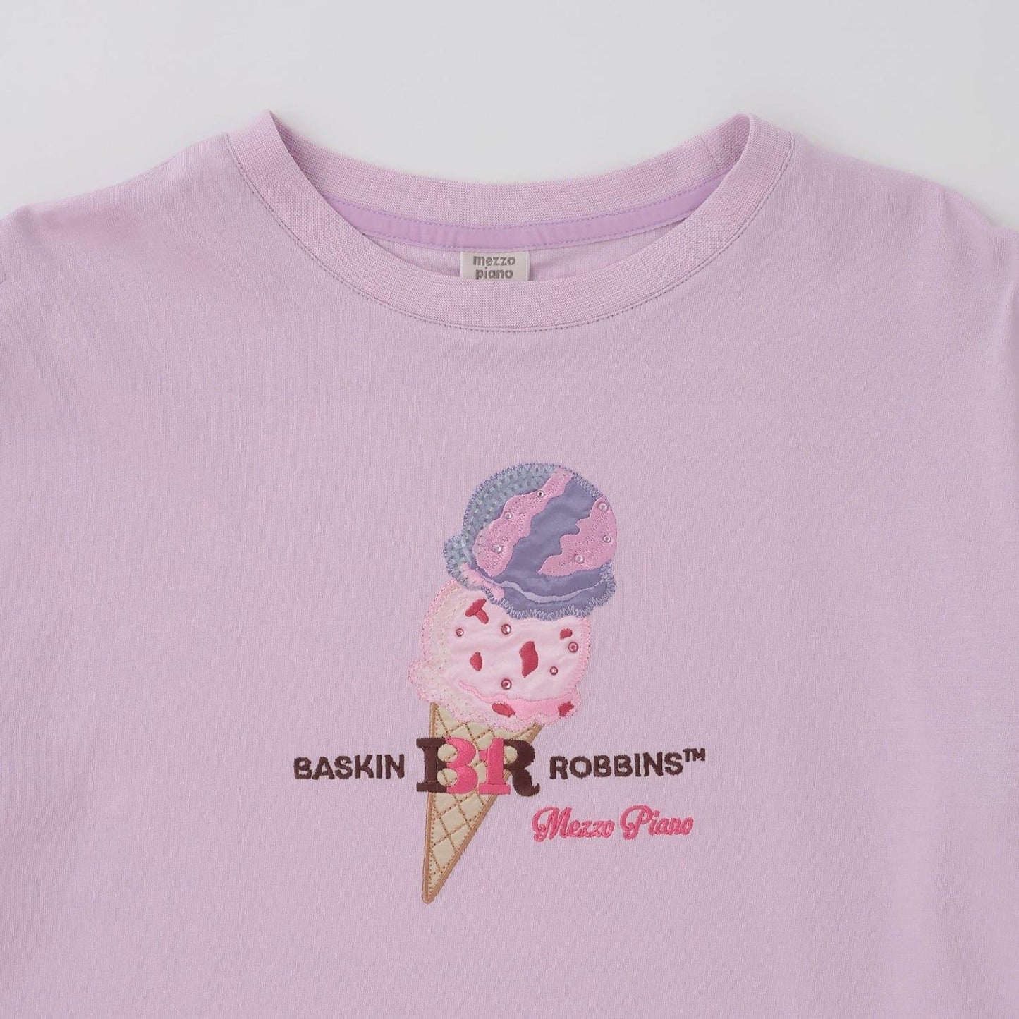 サーティワン アイスクリーム → 品牌名，保持原樣 非 IP 商品 → 全部按服飾規則轉成中文描述 最終商品名如下： 接觸冷感袖部繫帶蕾絲拼接T恤（サーティワン アイスクリーム）