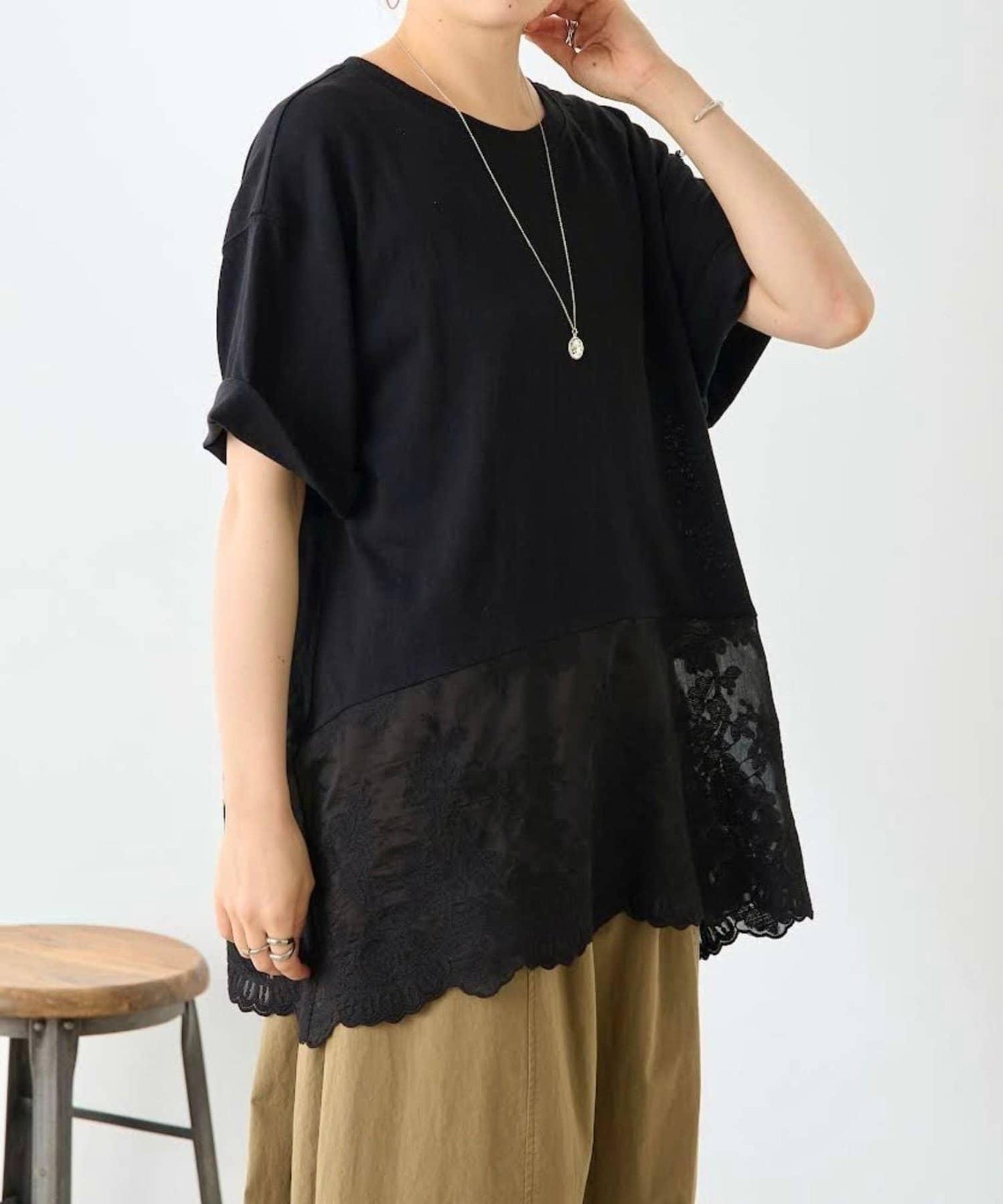 《近日開始》 下襬透紗刺繡 T恤