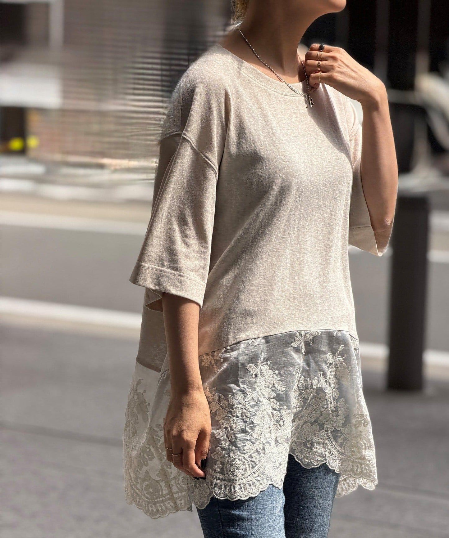 《近日開始》 下襬透紗刺繡 T恤