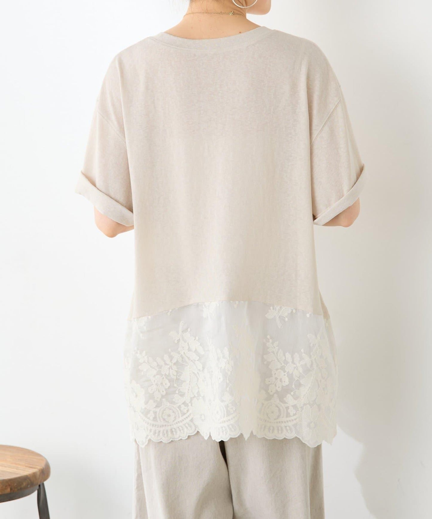 《近日開始》 下襬透紗刺繡 T恤