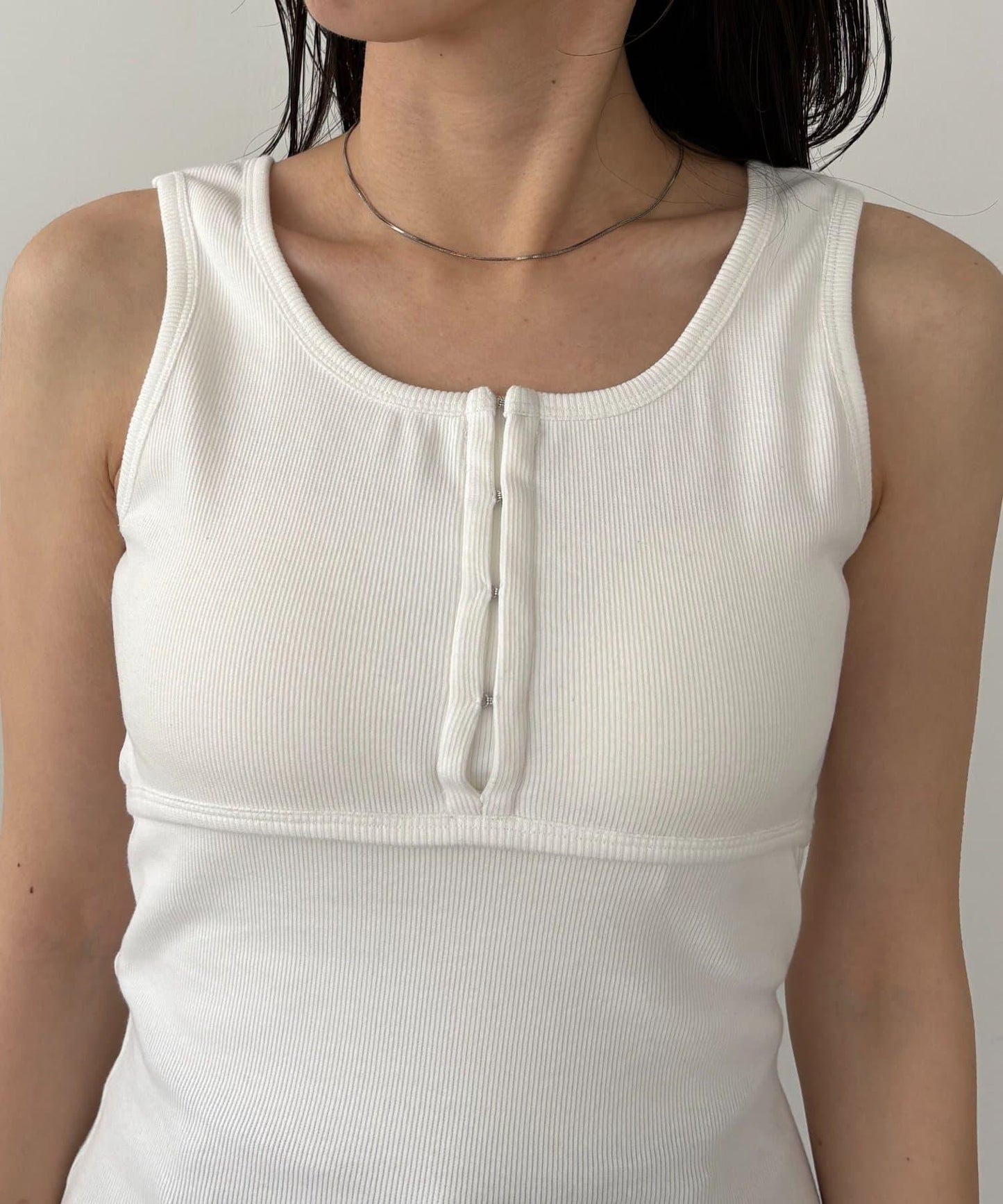 露膚設計 內置胸杯 亨利領背心