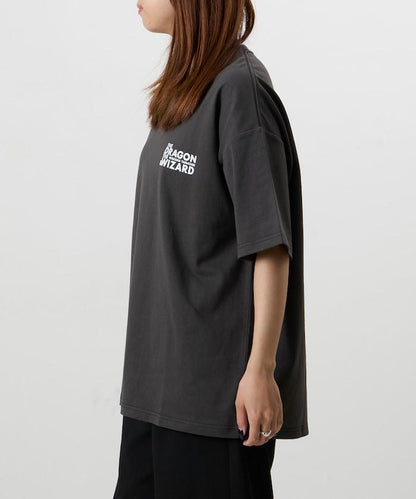 Wakana Yamazaki×FREAK'S STORE THE DRAGON & WIZARD 背面印花 圓領 T恤