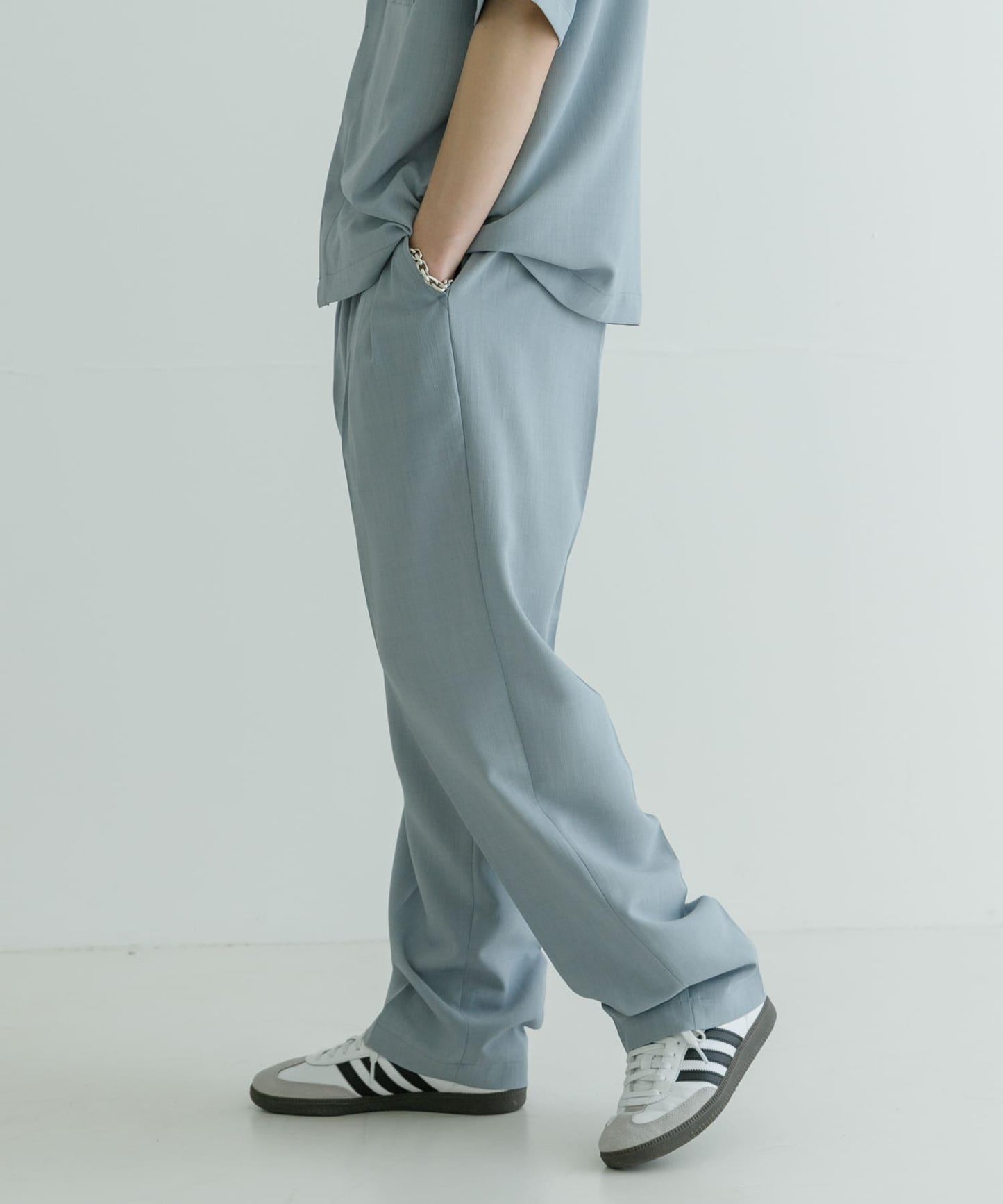 URBAN RESEARCH iD 乾爽觸感仿亞麻休閒褲