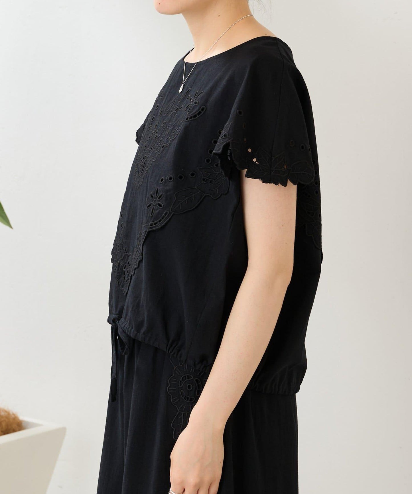 花朵鏤空拼接刺繡 襯衫 BL