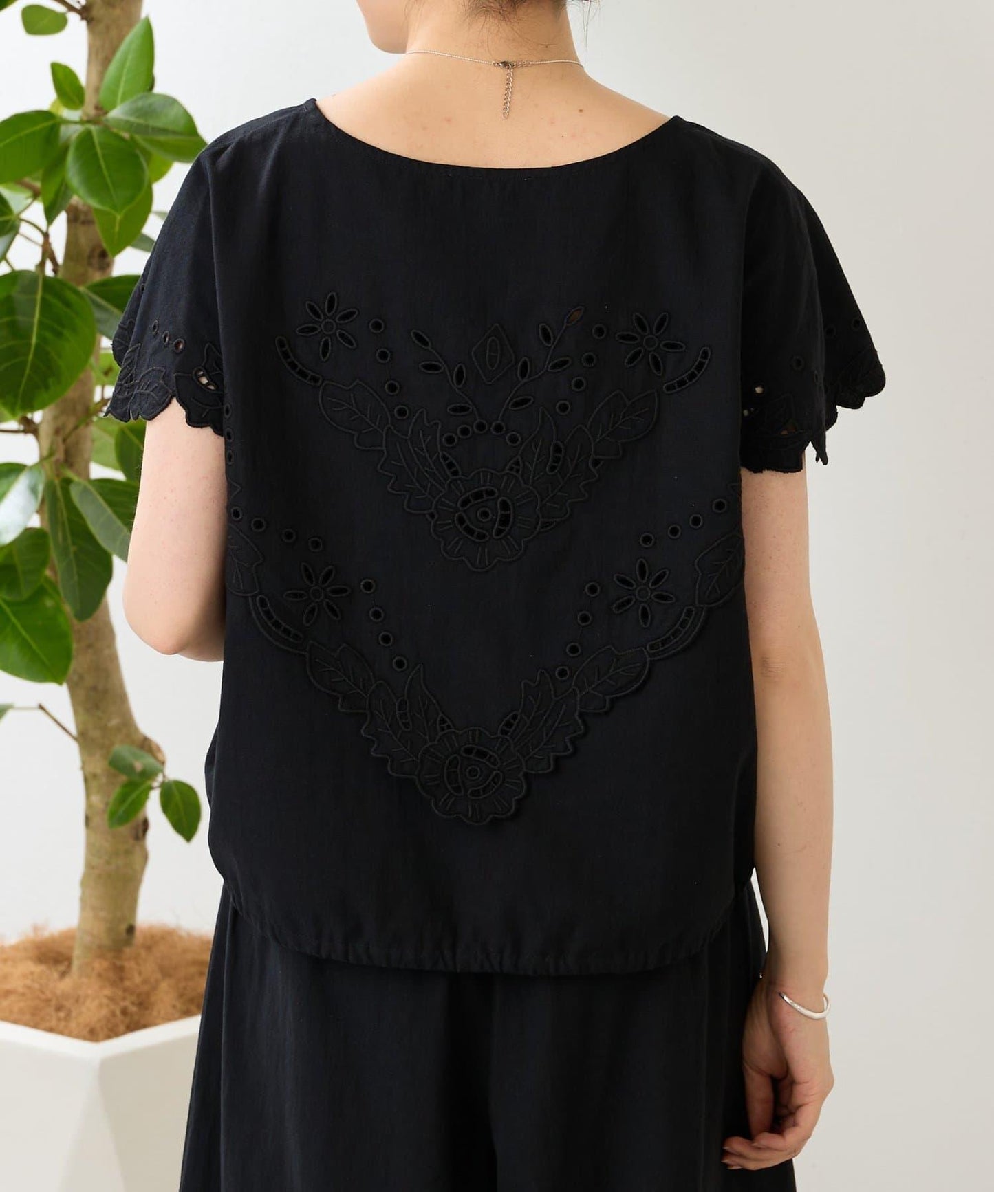 花朵鏤空拼接刺繡 襯衫 BL