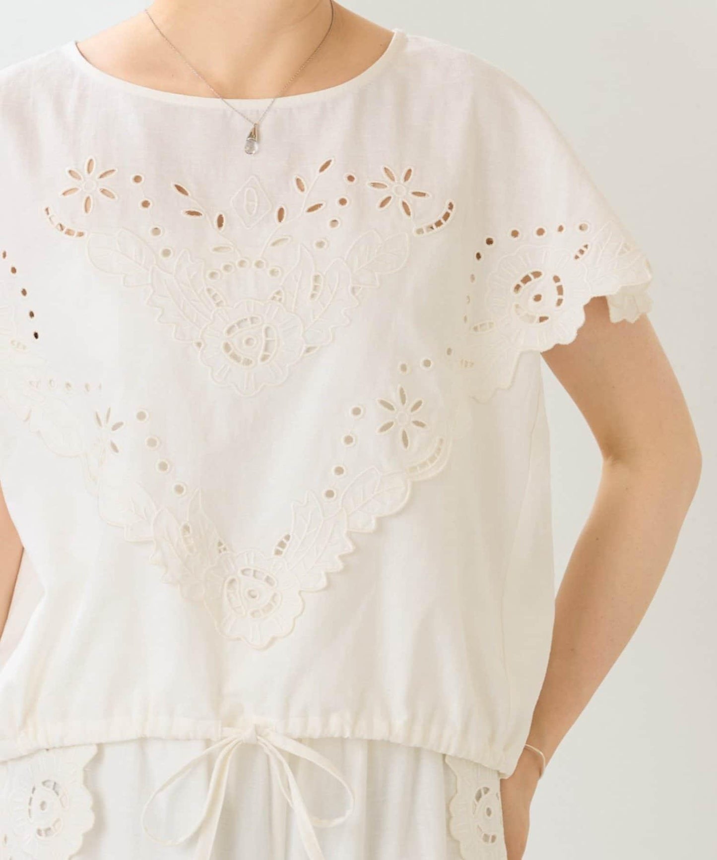 花朵鏤空拼接刺繡 襯衫 BL