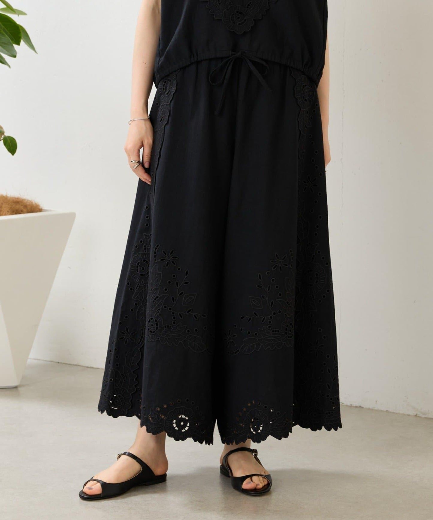 鏤空拼接刺繡 褲子