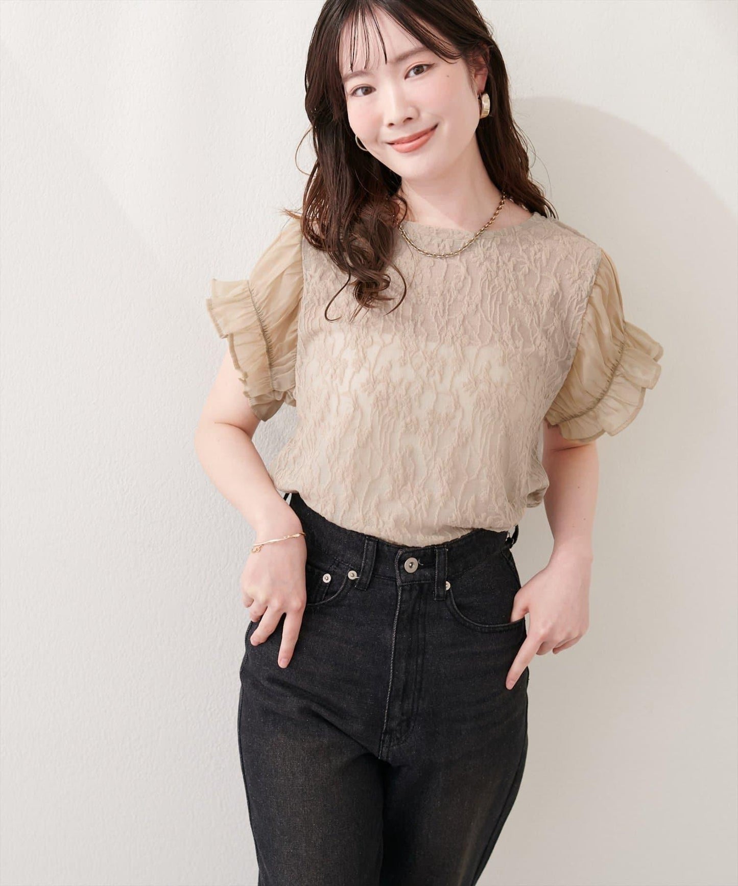袖部透紗蕾絲提花設計 套頭上衣