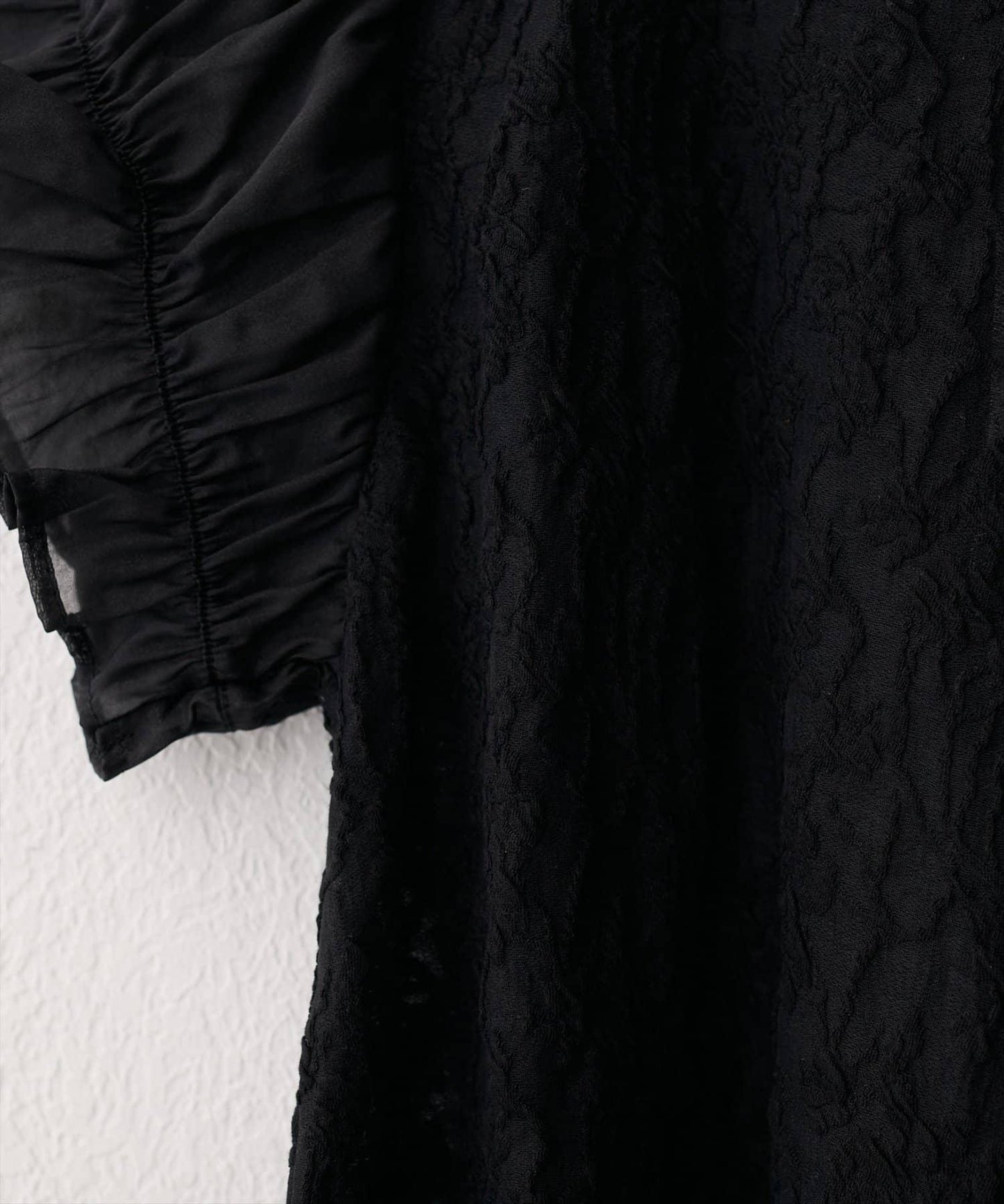 袖部透紗蕾絲提花設計 套頭上衣