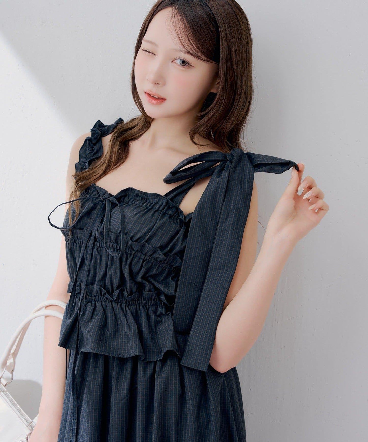 不對稱肩帶抽褶設計 長款連衣裙（網絡限定復刻款）