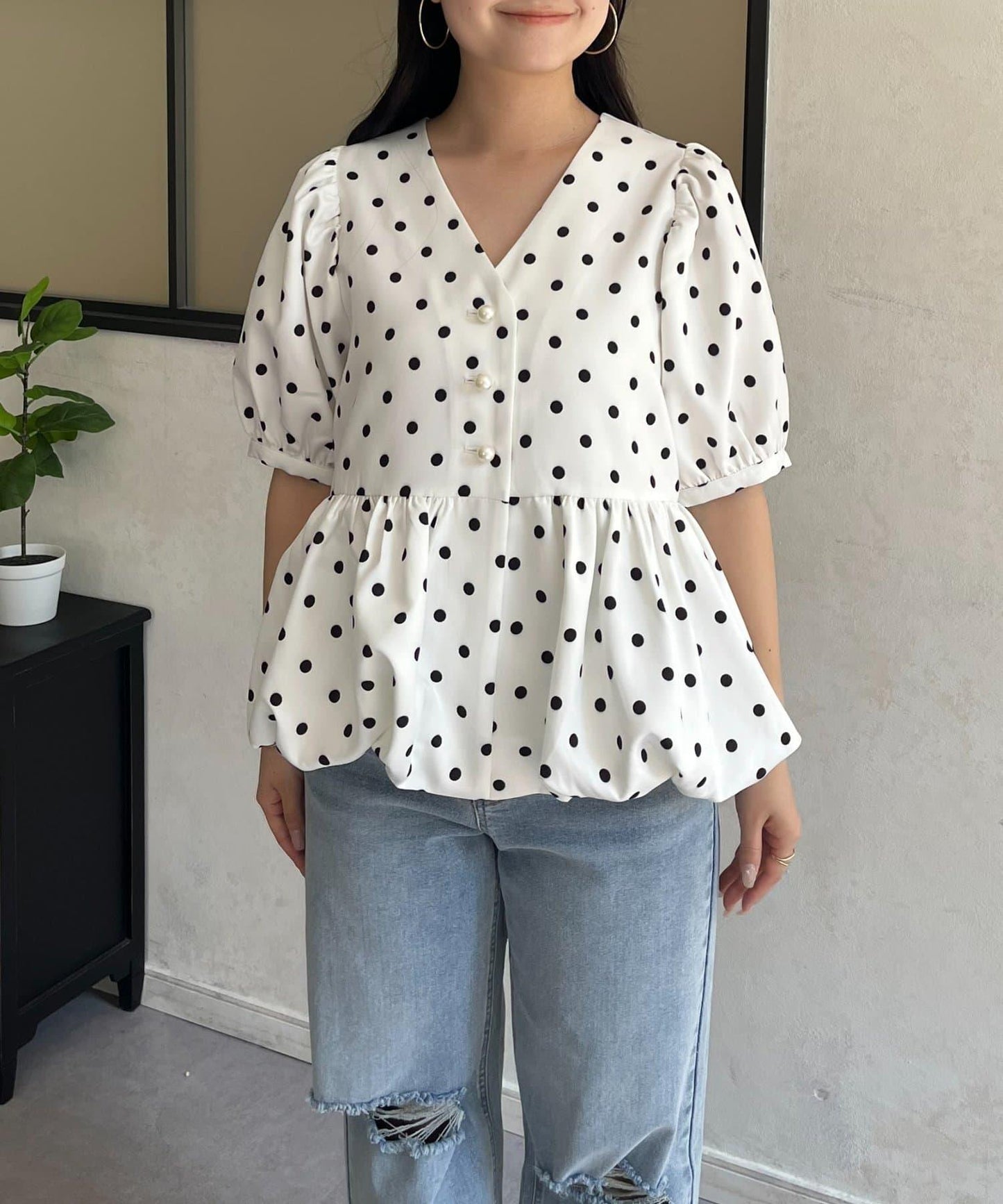 短袖泡泡袖V領蓬鬆荷葉下襬襯衫