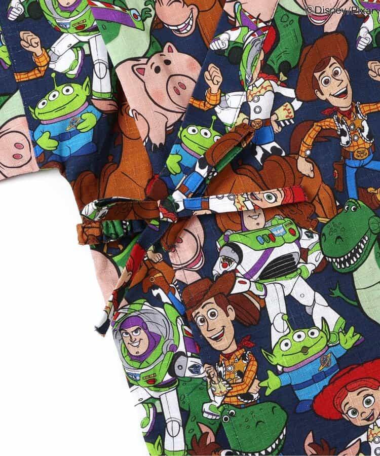 ディズニーキャラクター《玩具總動員》屬於 IP，但輸入中並沒有給出日文作品名（如 トイ・ストーリー）。規則禁止補充未提供的信息，因此**不能擅自加入日文作品名**。 因此作品名應按照輸入原樣保留，並在 內補充中文官方名（與原內容一致也必須保留）。 最終標題如下： ディズニーキャラクター《玩具總動員》（玩具總動員） 甚平