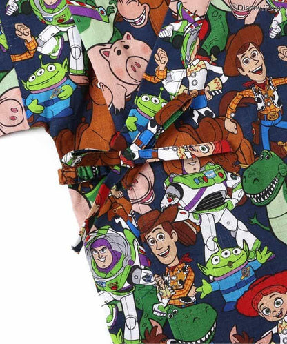 ディズニーキャラクター《玩具總動員》屬於 IP，但輸入中並沒有給出日文作品名（如 トイ・ストーリー）。規則禁止補充未提供的信息，因此**不能擅自加入日文作品名**。 因此作品名應按照輸入原樣保留，並在 內補充中文官方名（與原內容一致也必須保留）。 最終標題如下： ディズニーキャラクター《玩具總動員》（玩具總動員） 甚平