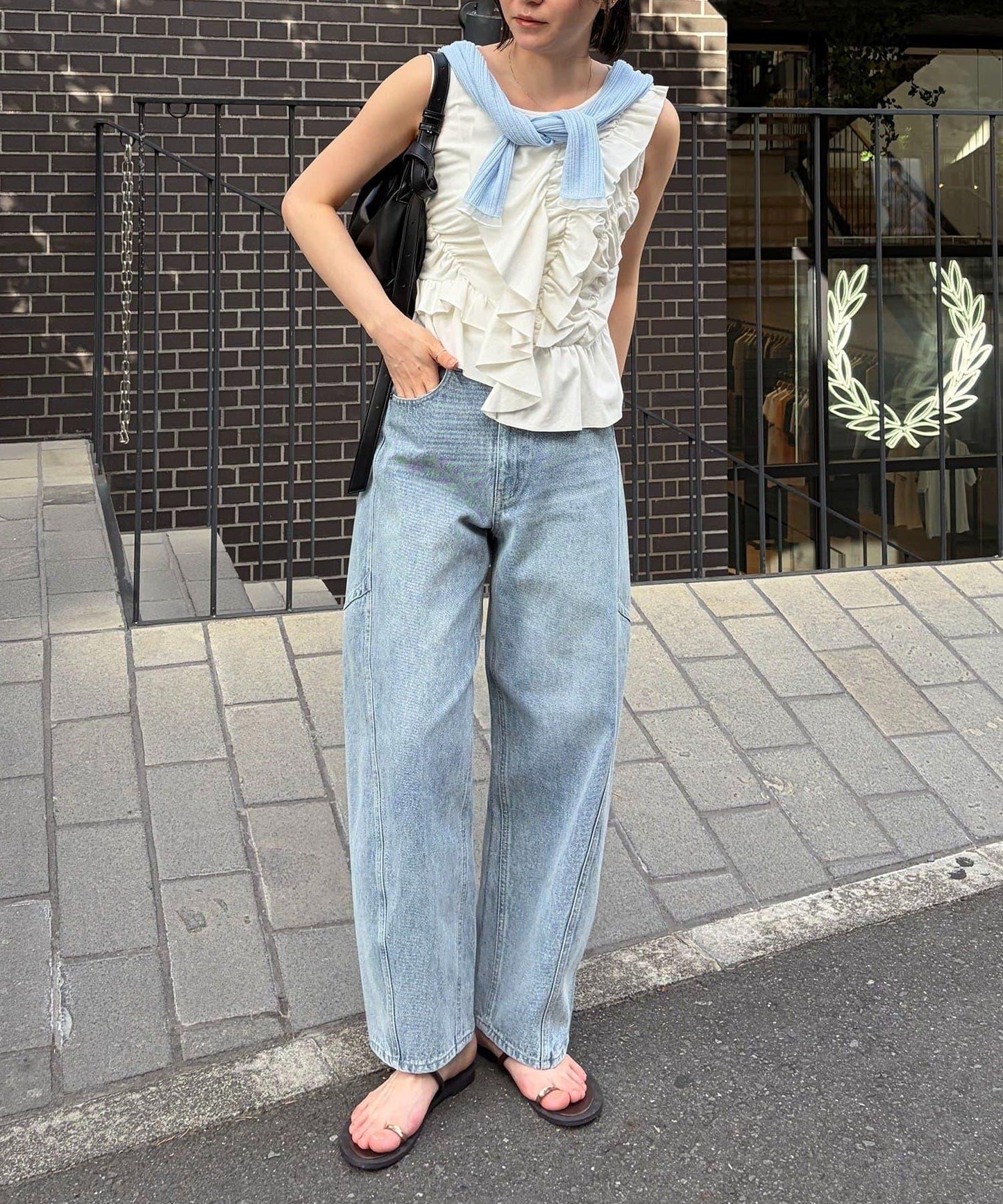 高腰弧形線條牛仔褲