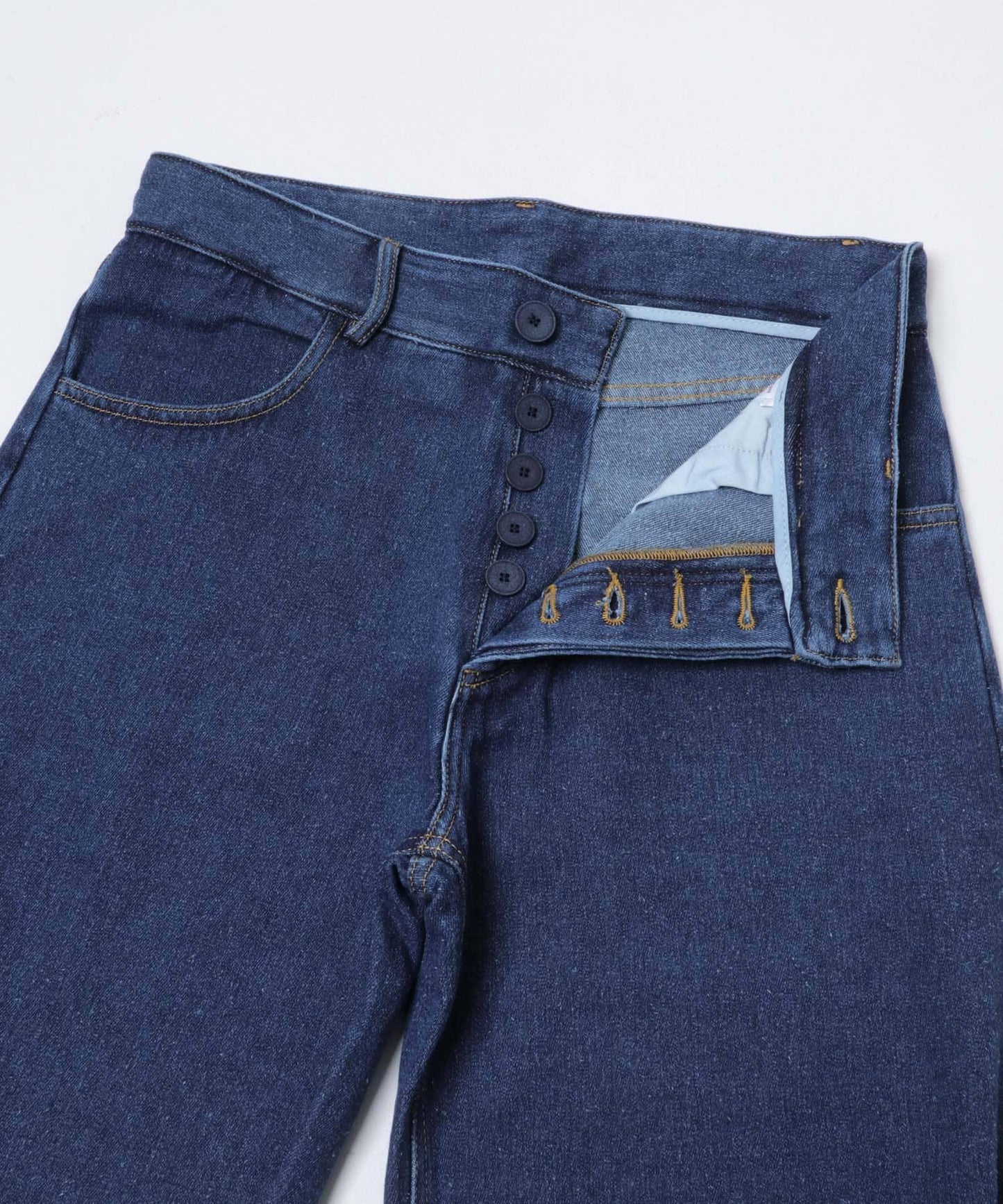 BASERANGE GRASS SHORTS 休閒短褲