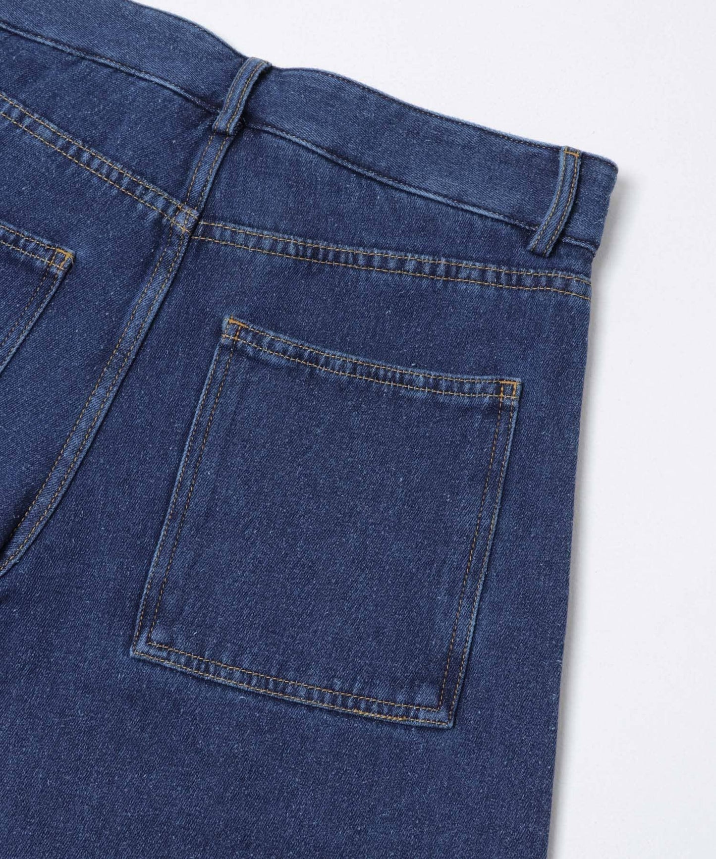 BASERANGE GRASS SHORTS 休閒短褲