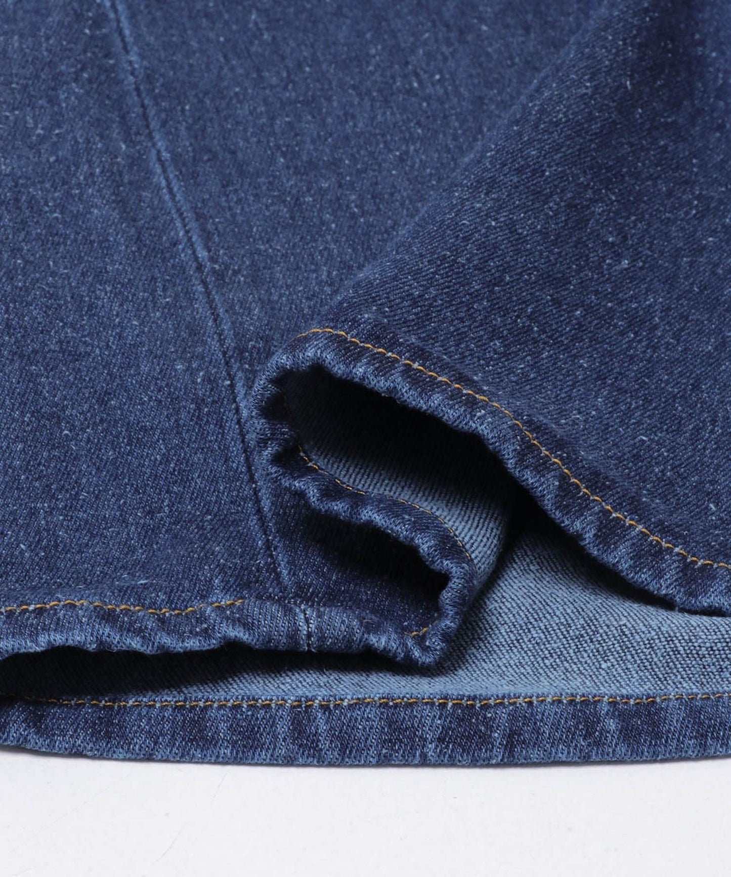 BASERANGE GRASS SHORTS 休閒短褲